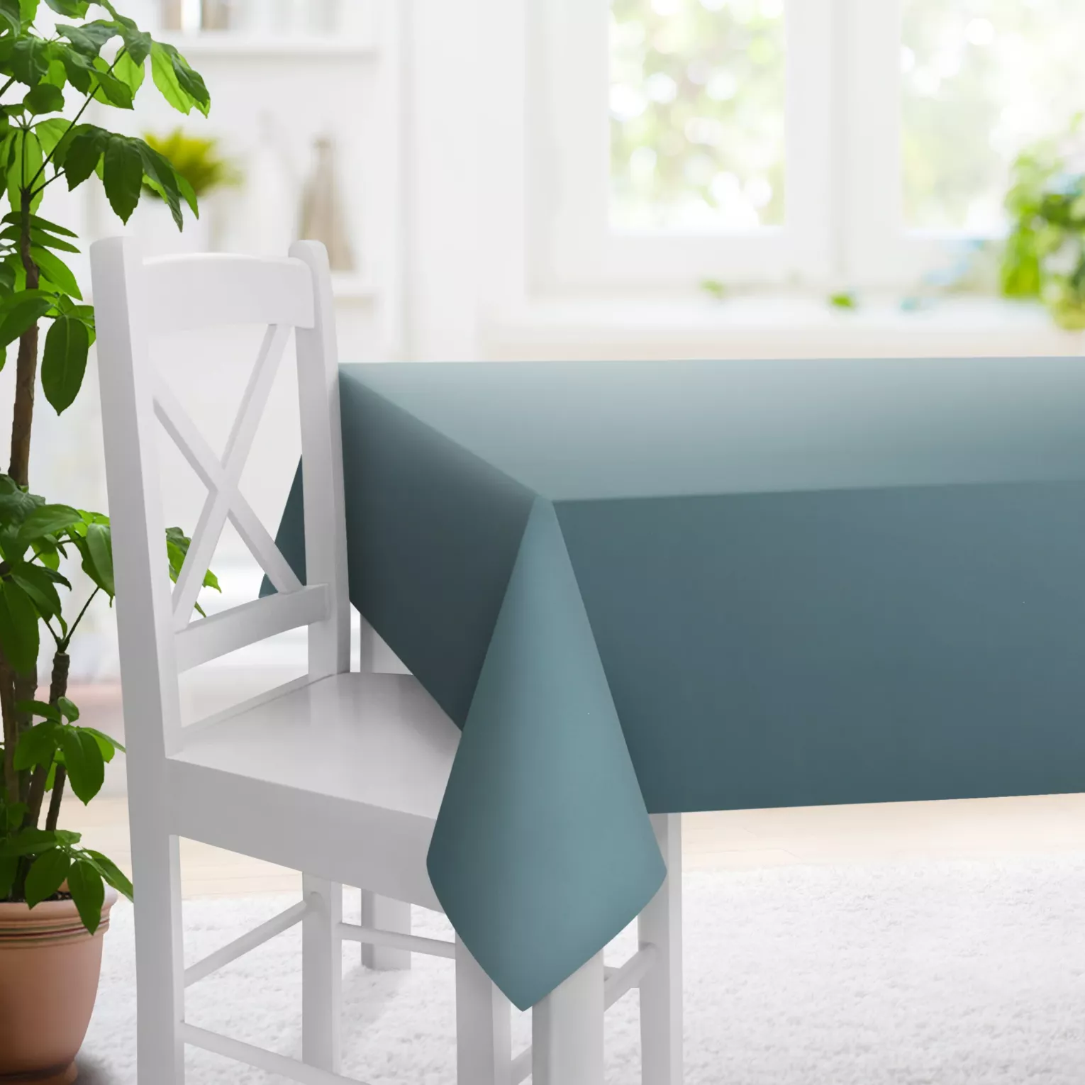 Obrus na wymiar niebieski z gładkiej tkaniny typu blackout