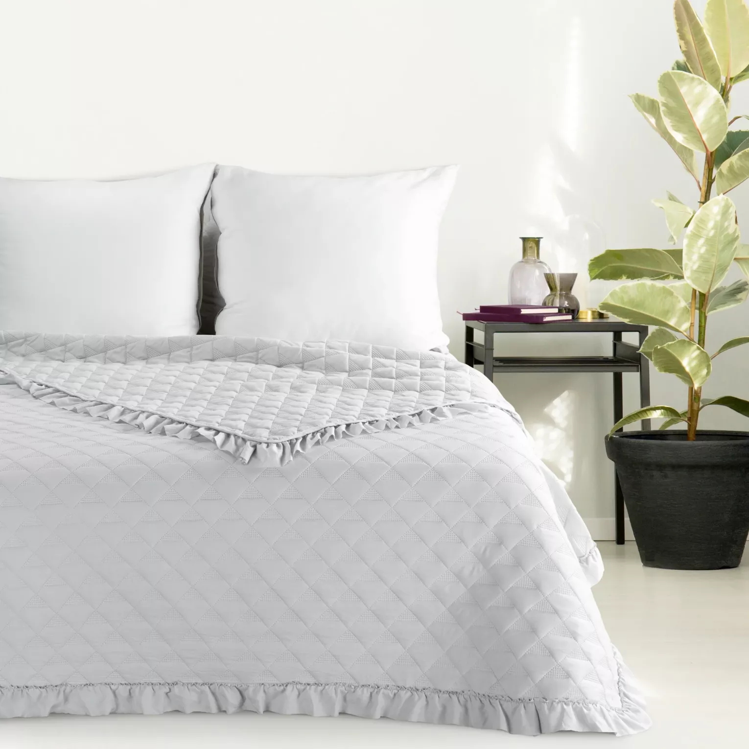 Narzuta srebrna 200x220 cm obszyta falbaną pikowana techniką hot press VANESA Eurofirany Classic
