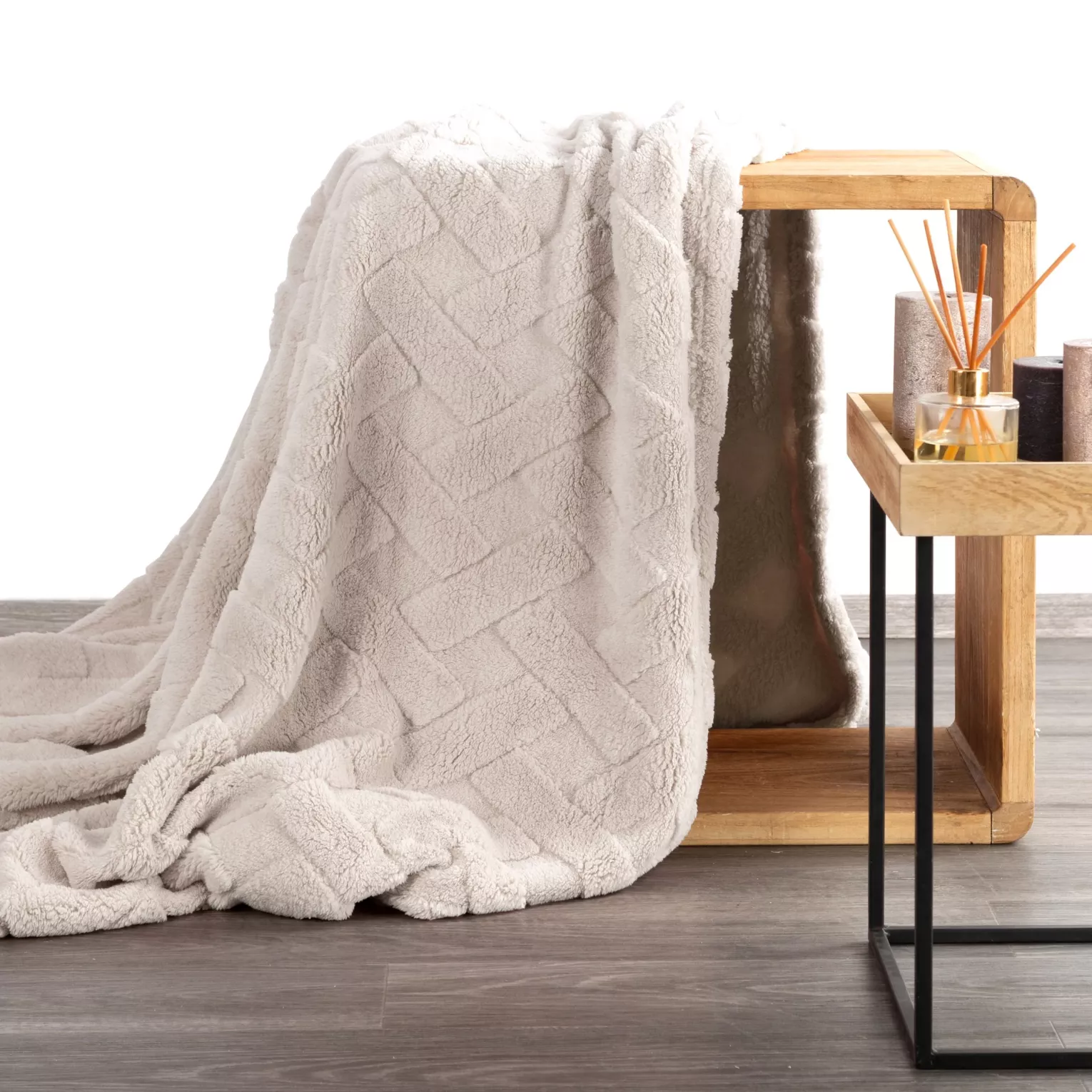 Koc flano 200x220 cm beżowy zdobiony wytłaczanym wzorem CARO Design 91