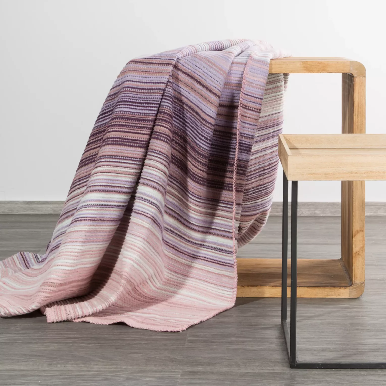 Koc bawełniany 200x220 cm różowo, wrzosowy ze strukturalnym wzorem 3D w pasy AMBER Design 91