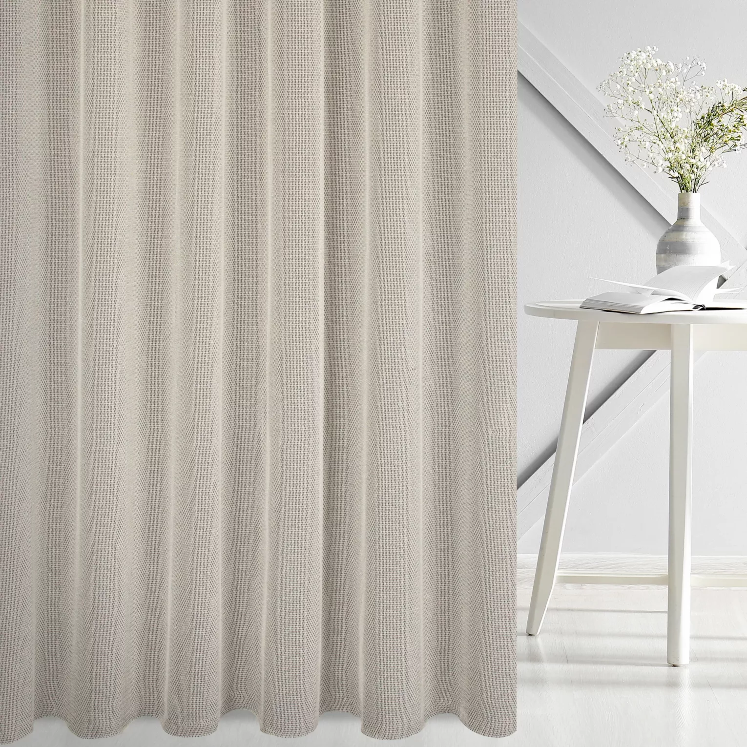 Firana szyta na flexach naturalno srebrna z eleganckiej siatki w stylu glamour z połyskliwą nicią, wykończona obciążnikiem Italissima Eva Minge