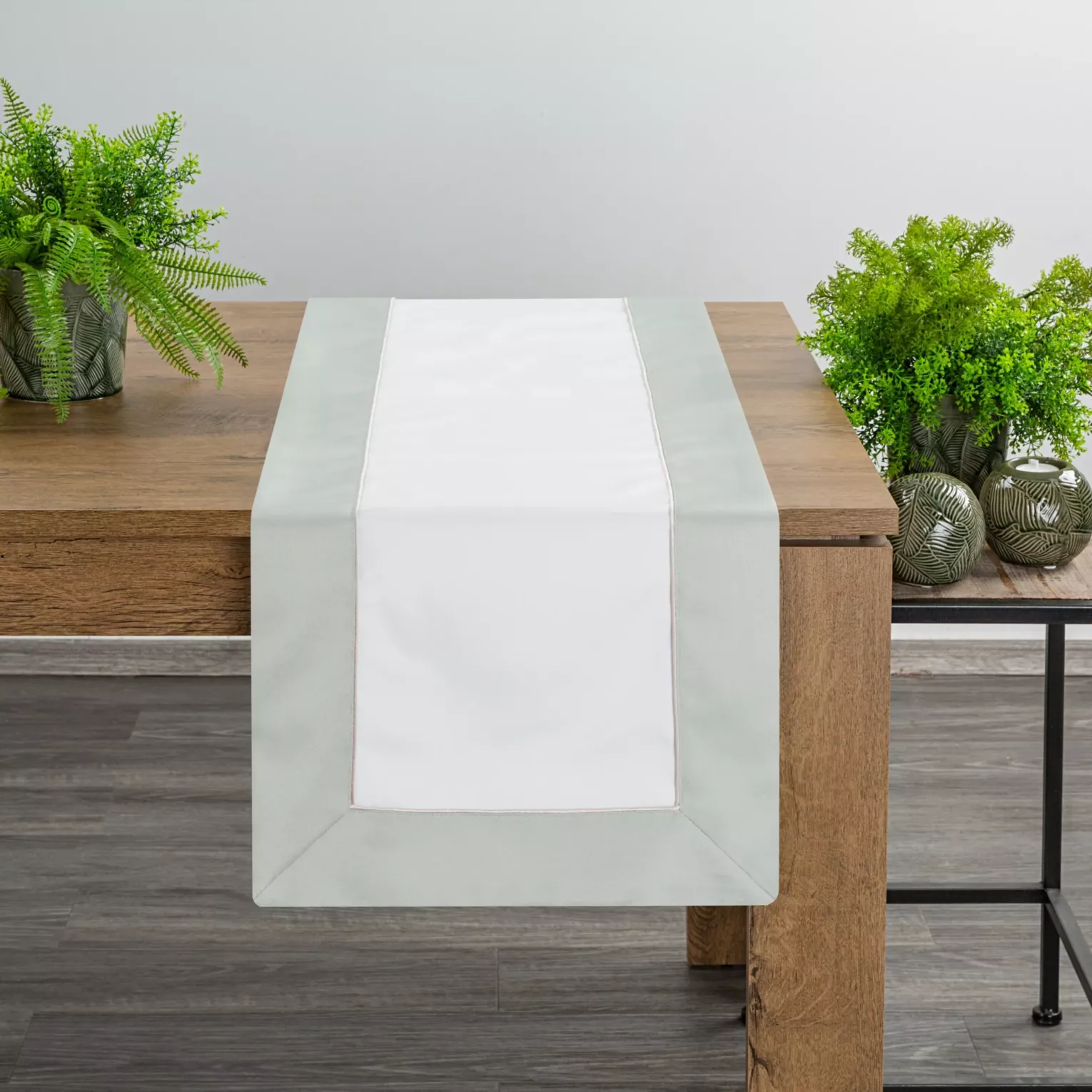 Bieżnik na stół naturalno, oliwkowy 40x140 cm z kolekcji SYLVIA kremowy z oliwkową listwą