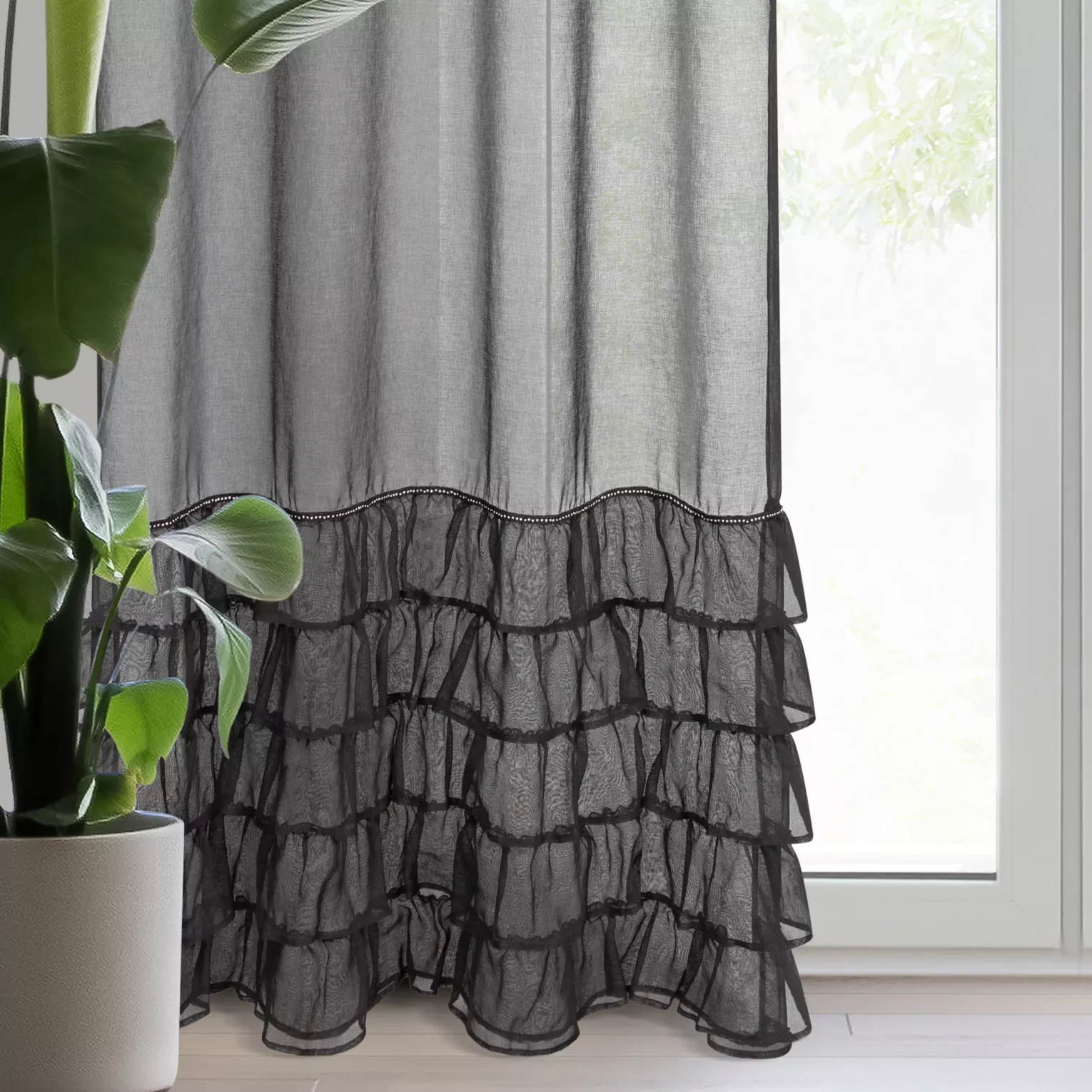 Firana czarna z etaminy zdobiona falbanami i lśniącym pasem kryształków 140x250 cm przelotka CARLI