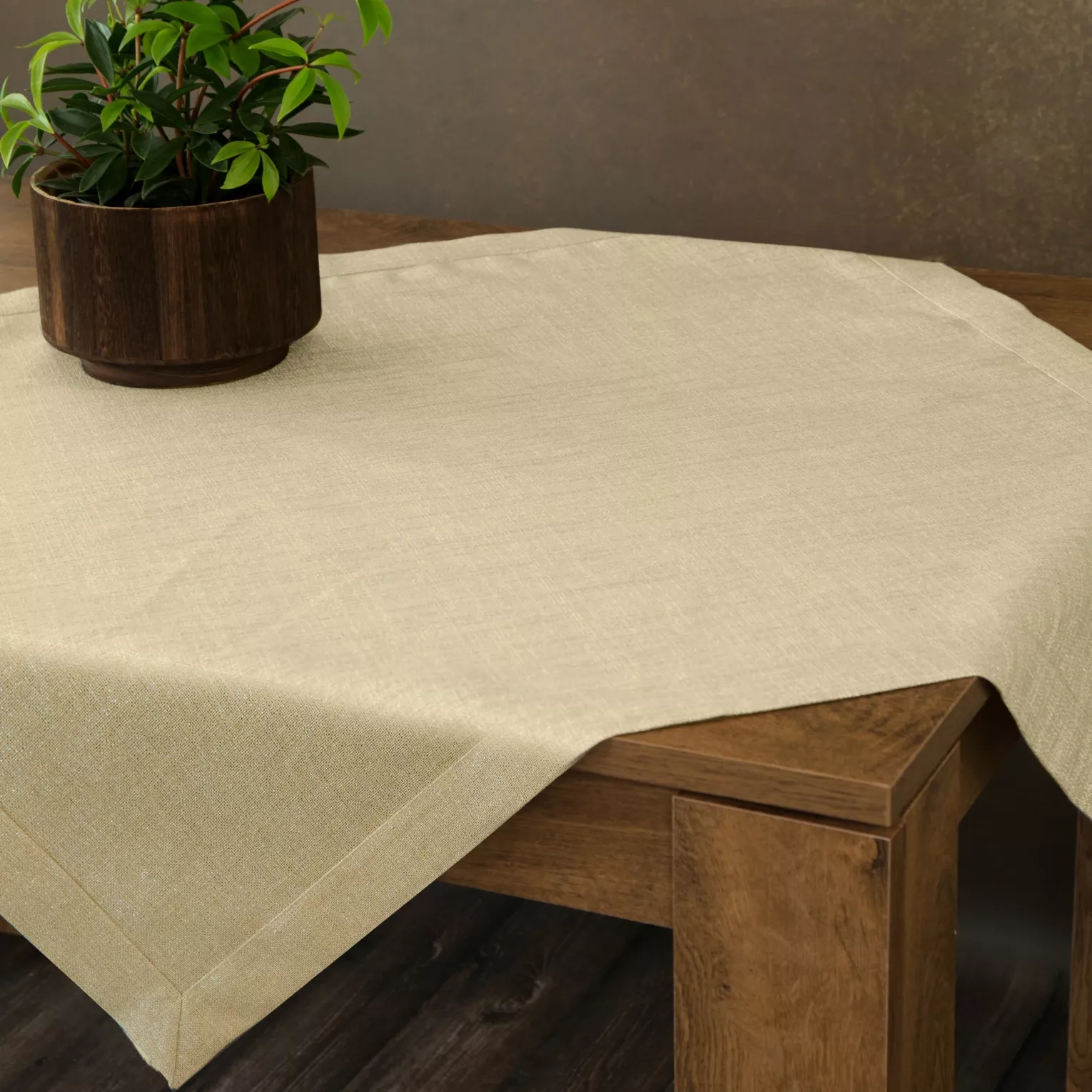 Bieżnik na stół złoty 85x85 cm o płóciennym splocie BIANCA 1 z dodatkiem błyszczącej nici wykończony podwójną listwą na brzegach