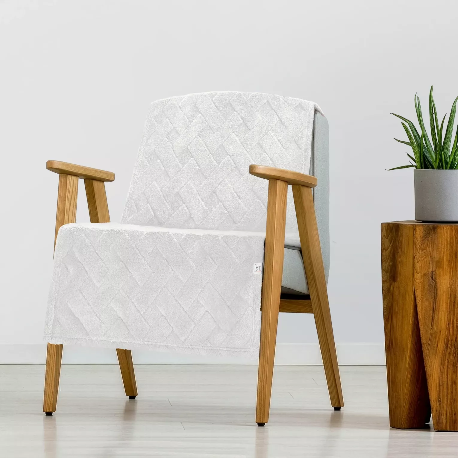 Narzuta na fotel-koc flano 70x160 cm biała zdobiona wytłaczanym wzorem CARO Design 91