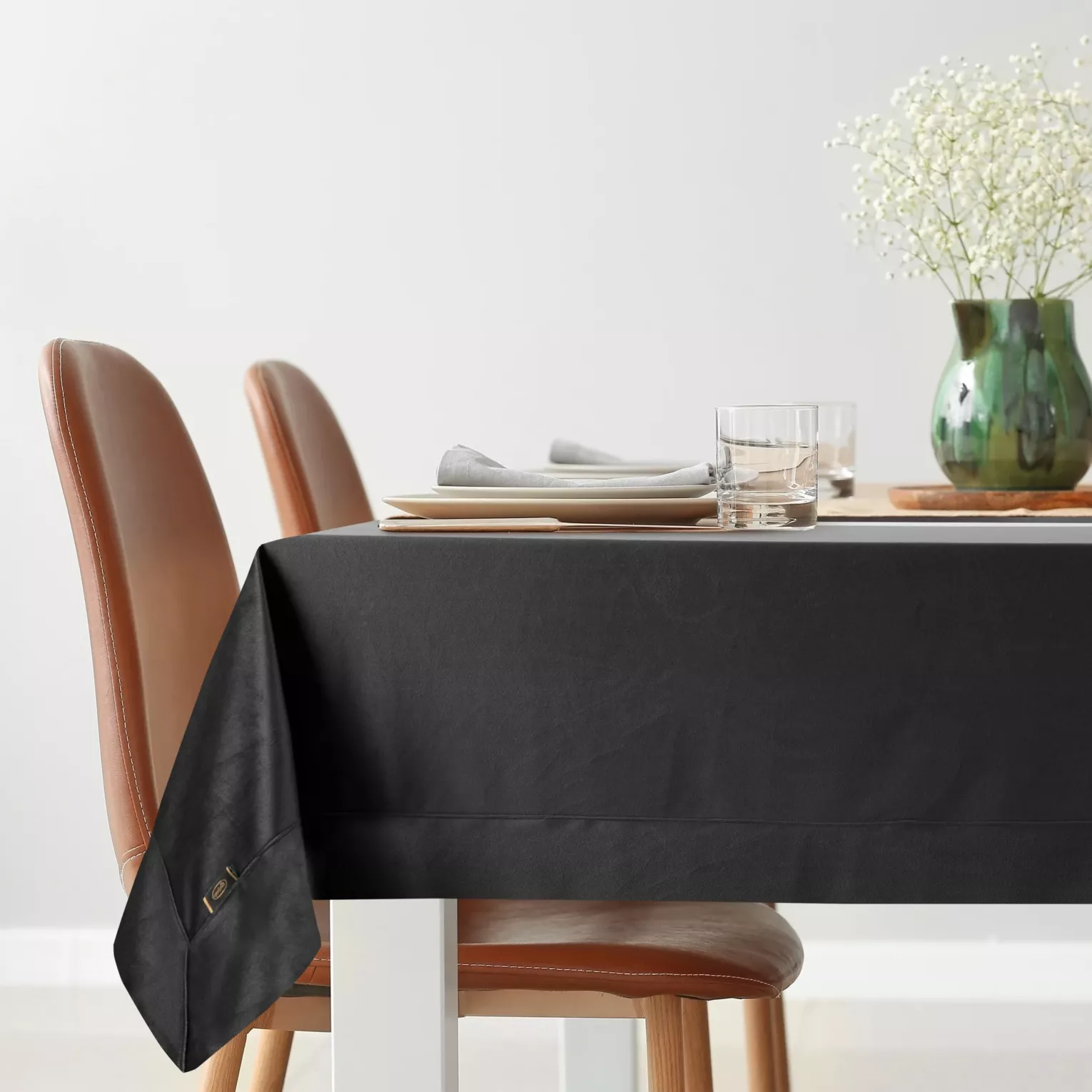 Obrus czarny 145x220 cm welwetowy VELVET z ozdobną listwą