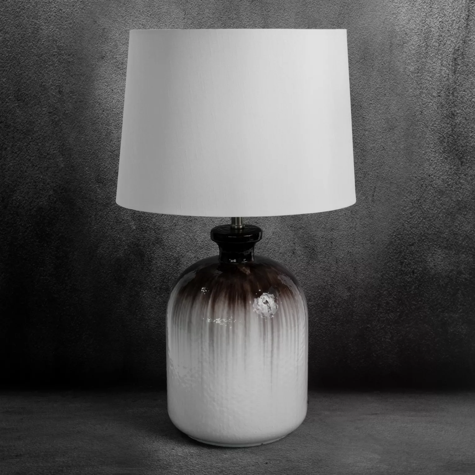 Lampa stołowa LIVIA na podstawie ze szkła z abażurem z matowej tkaniny