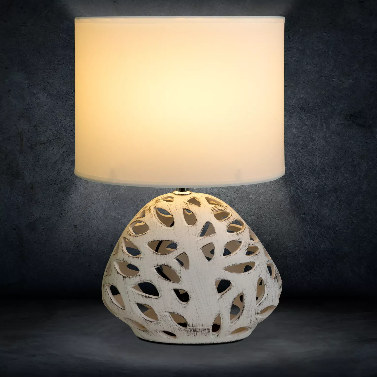 Lampka ceramiczna stołowa biała na ażurowej podstawie z abażurem z matowej tkaniny  średnica 25x40 cm  DAKOTA