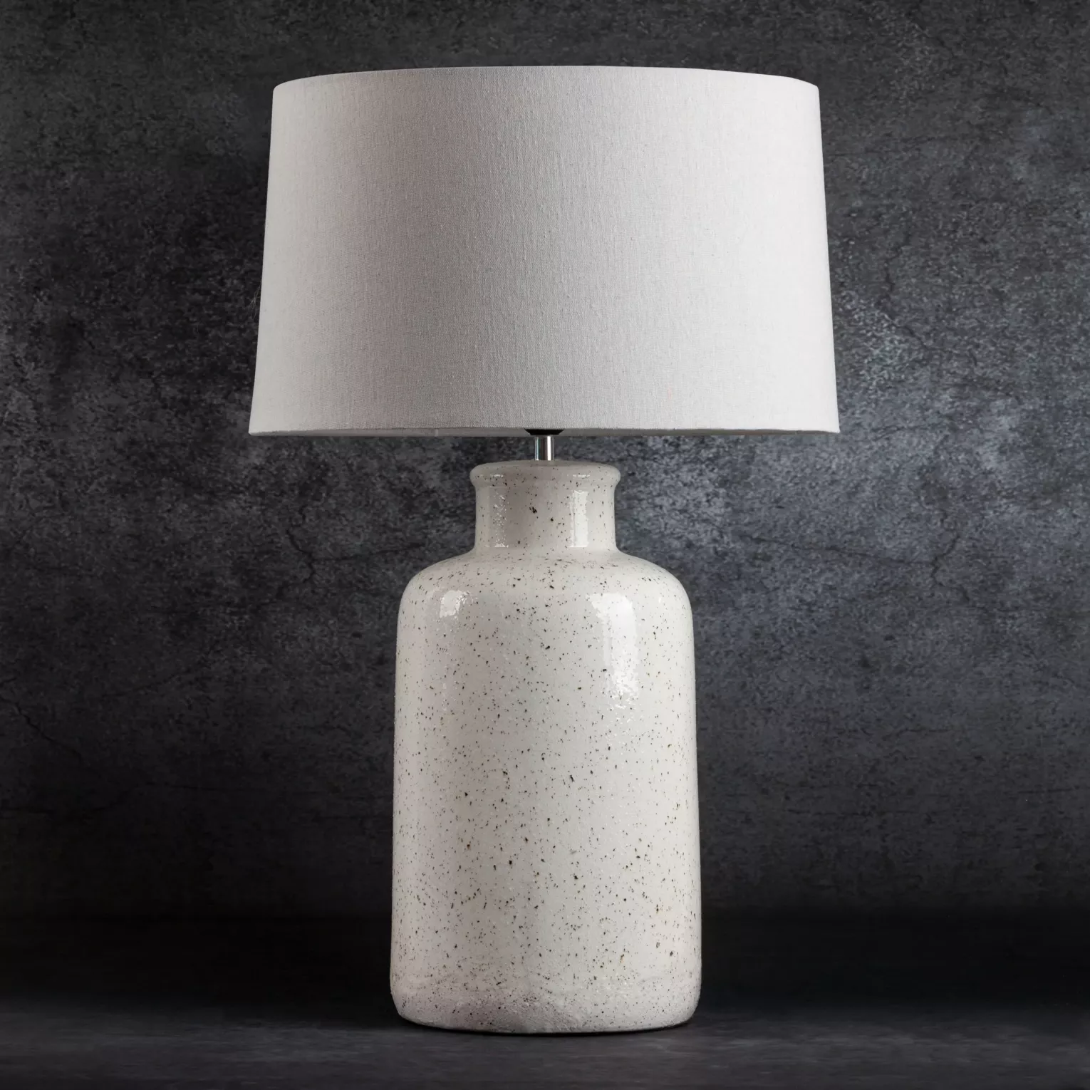 Lampka ceramiczna stołowa kremowa na podstawie z abażurem z matowej tkaniny  średnica 43x70 cm RUBI