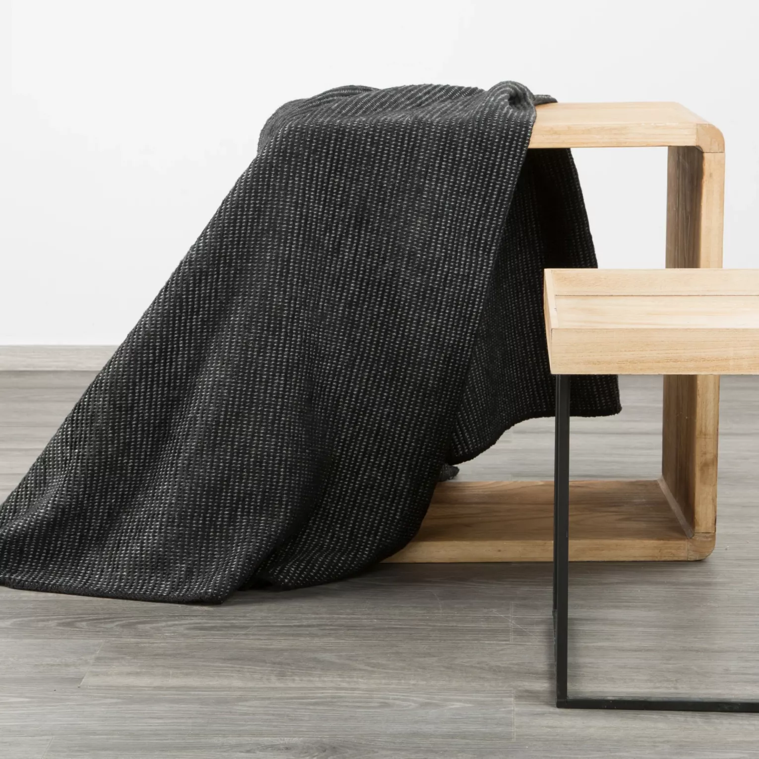 DESIGN 91 Narzuta na fotel-koc AMBER bardzo miękki w dotyku ze strukturalnym wzorem 3D z włókien bawełniano-akrylowych
