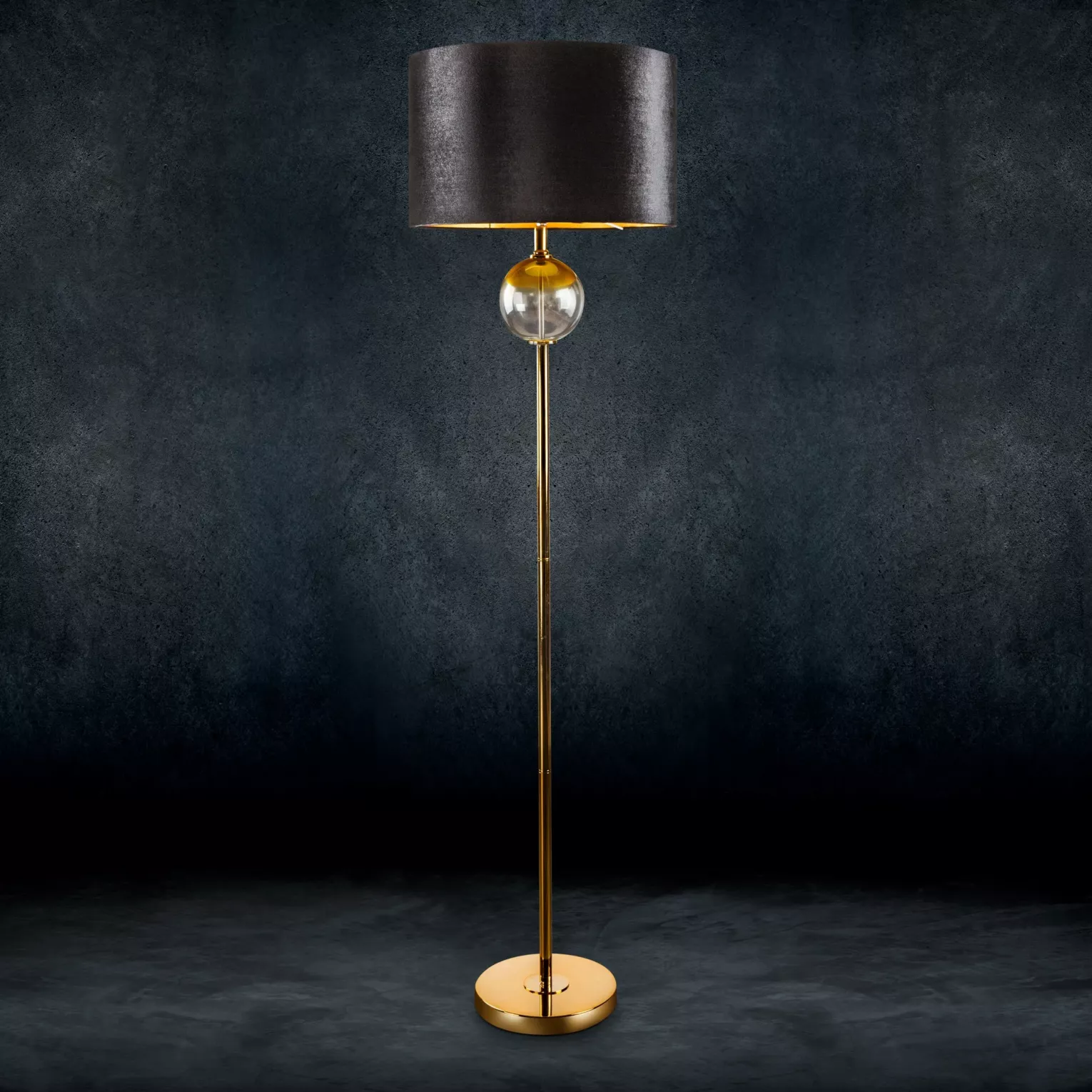 Lampa stojąca do salonu czarno, złota na podstawie łączącej szkło i metal z welwetowym abażurem 43 x 157 cm KAJA