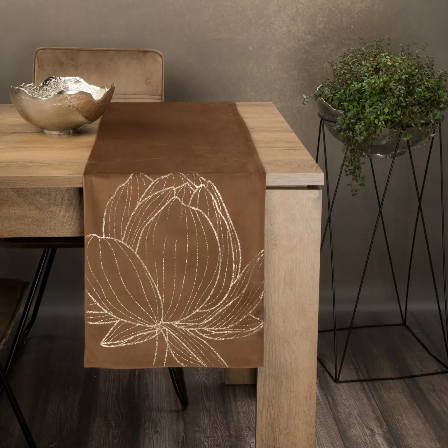 Bieżnik na stół brązowo, złocisty 35x220 cm welwetowy BLINK 12 z dużym wzorem kwiatu lotosu