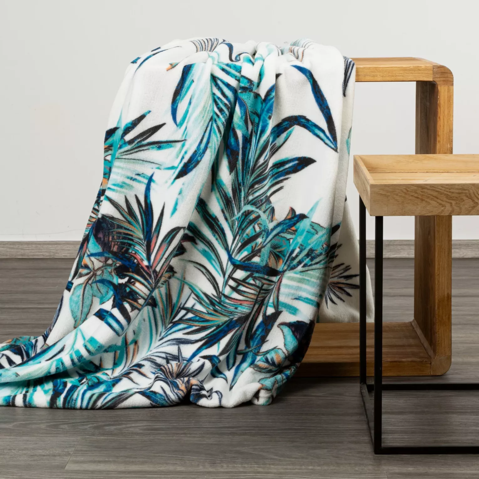 Koc flano 150x200 cm biało, turkusowy z nadrukiem egzotycznych liści PILAR Design 91