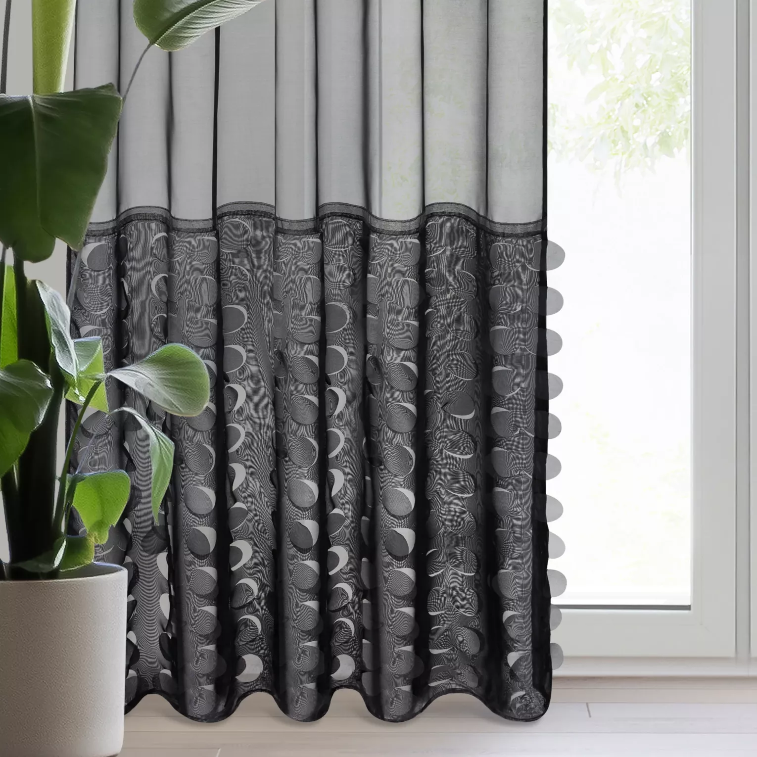 Firana czarna z delikatnego woalu zdobiona wycinanym laserowo wzorem 140x270 cm taśma DEBORA