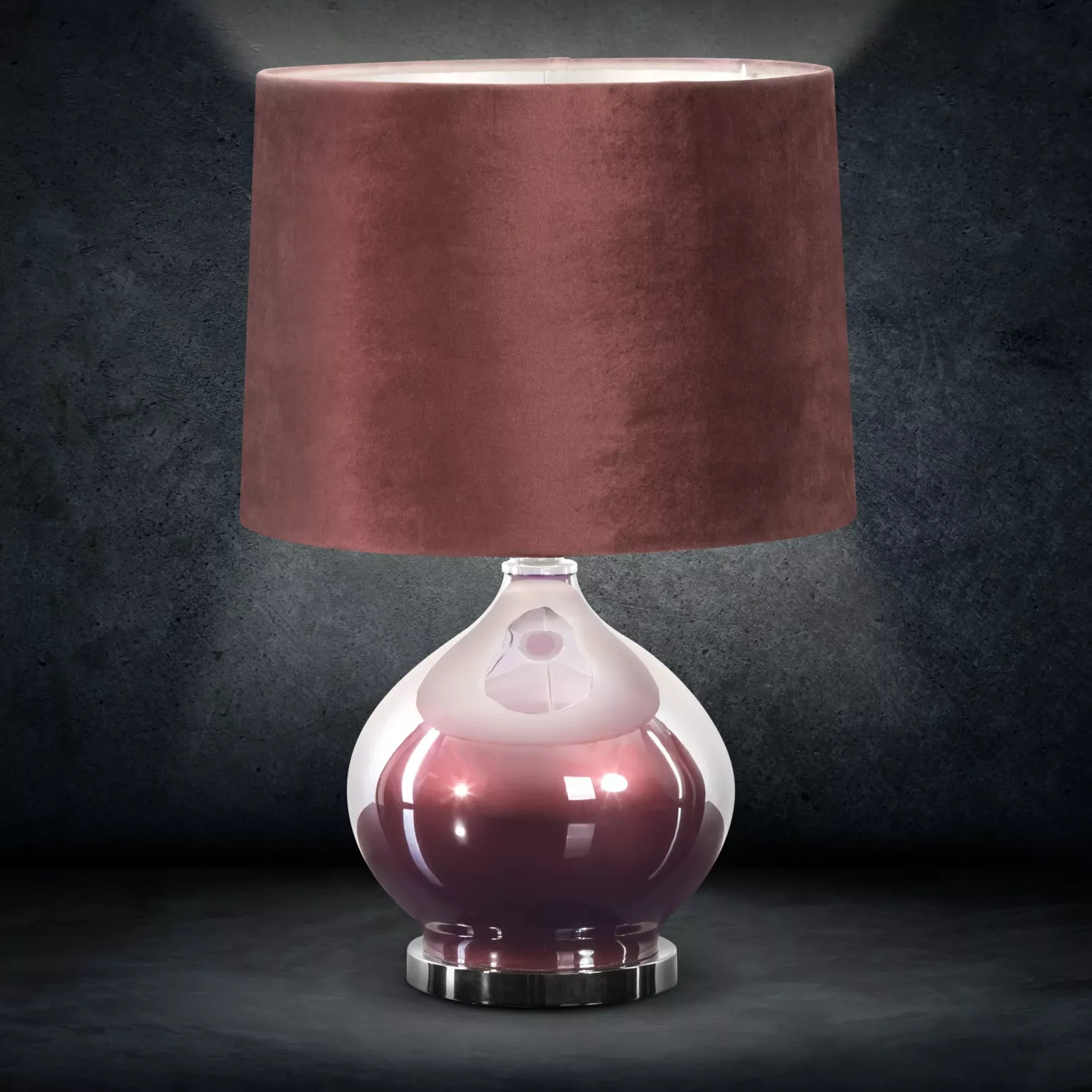 Lampa stołowa do pokoju bordowa BETH na kulistej podstawie łączącej perłowe szkło i metal z welwetowym abażurem
