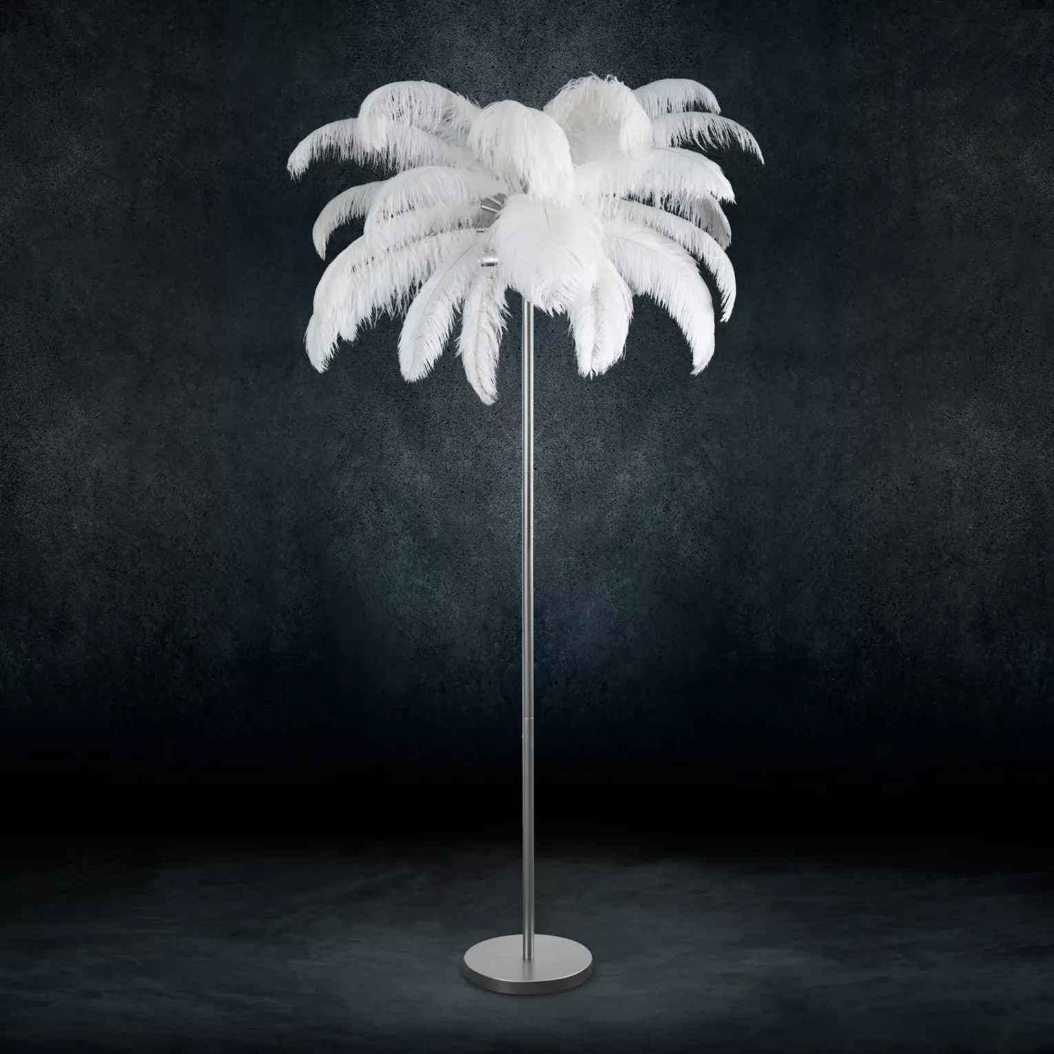 Lampa stojąca do salonu srebrno, biała na metalowej podstawie z efektownym abażurem z naturalnych strusich piór 95 x 95 x 180 cm FERI
