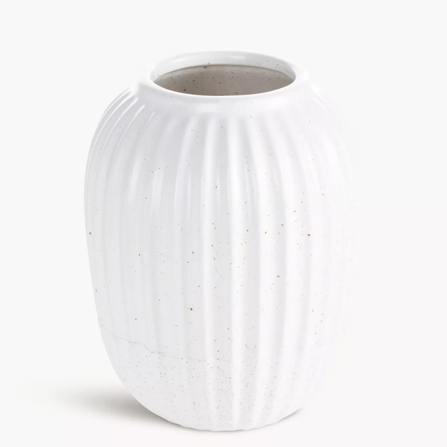 Wazon dekoracyjny biały zdobiony tłoczonym wzorem prążków 17x21 cm KAJLA