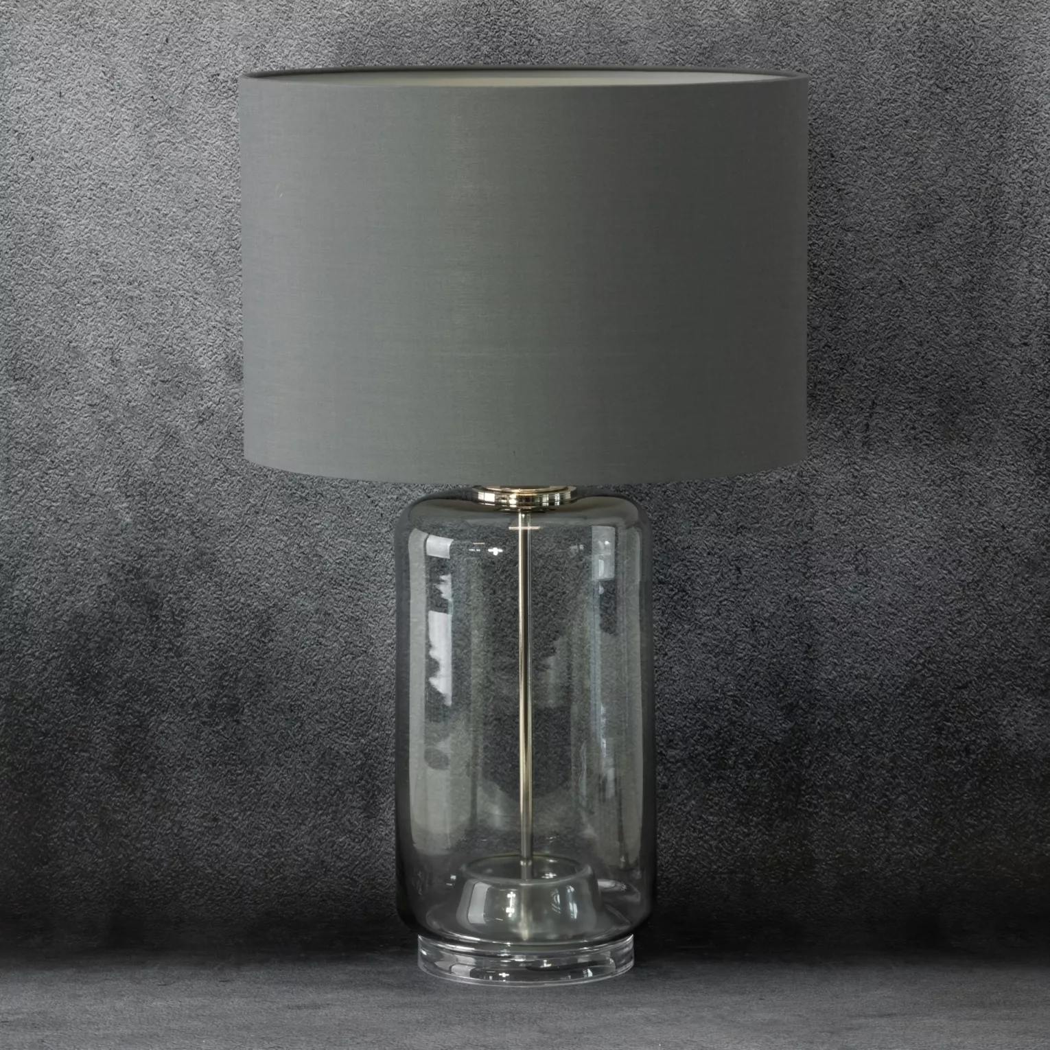 Lampa stołowa do kuchni popielata LILA na podstawie z przezroczystego szkła z abażurem z matowej tkaniny