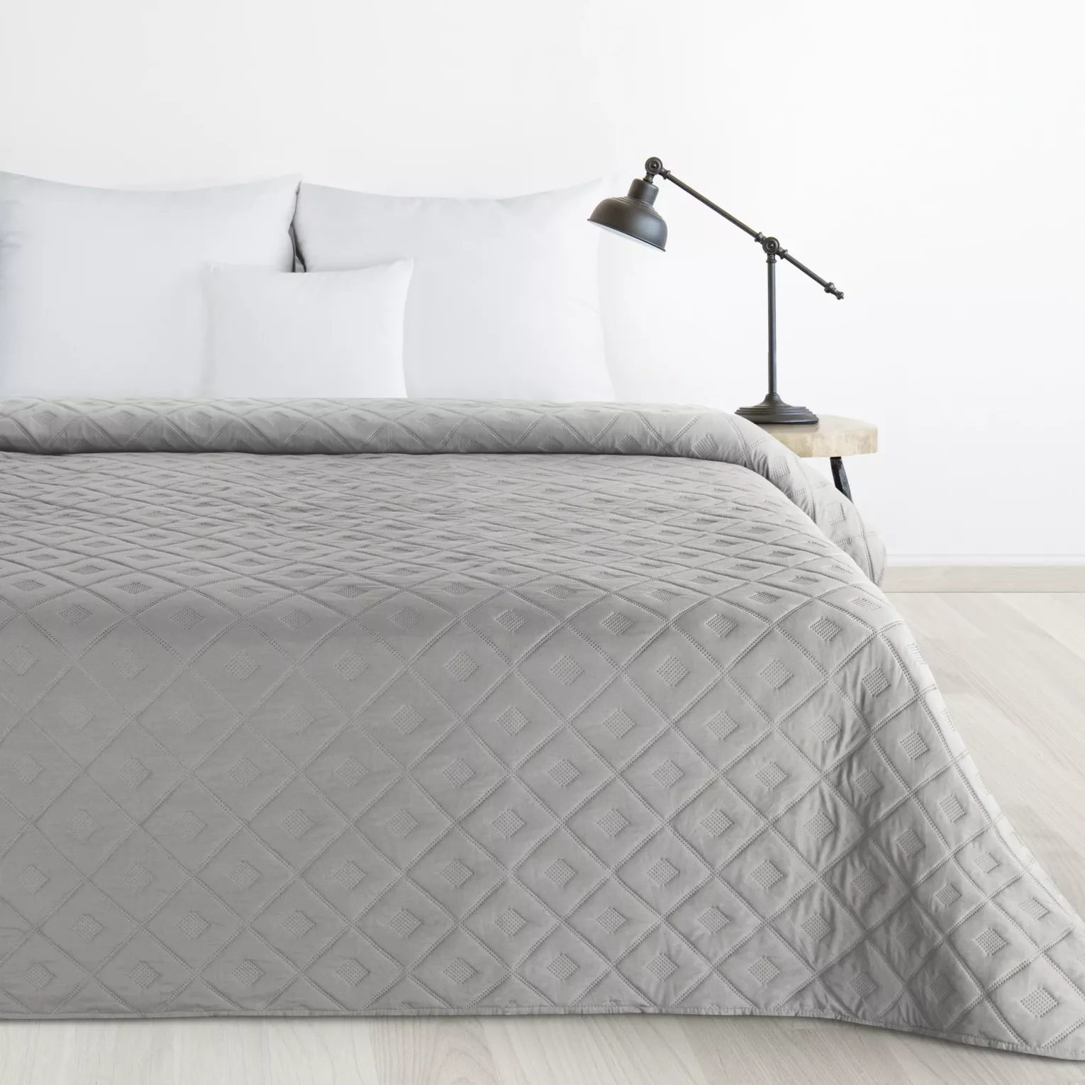 Narzuta srebrna 200x220 cm z geometrycznym wzorem wykonana techniką hot press ALARA 6 Design 91