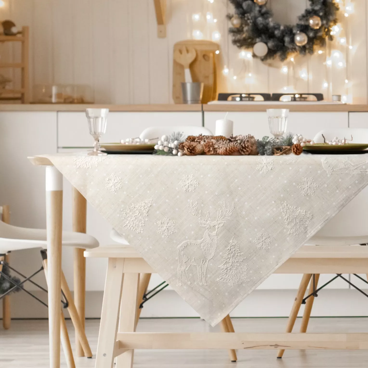 Obrus świąteczny 85x85 cm beżowy o strukturze lnu zdobiony delikatnym nadrukiem