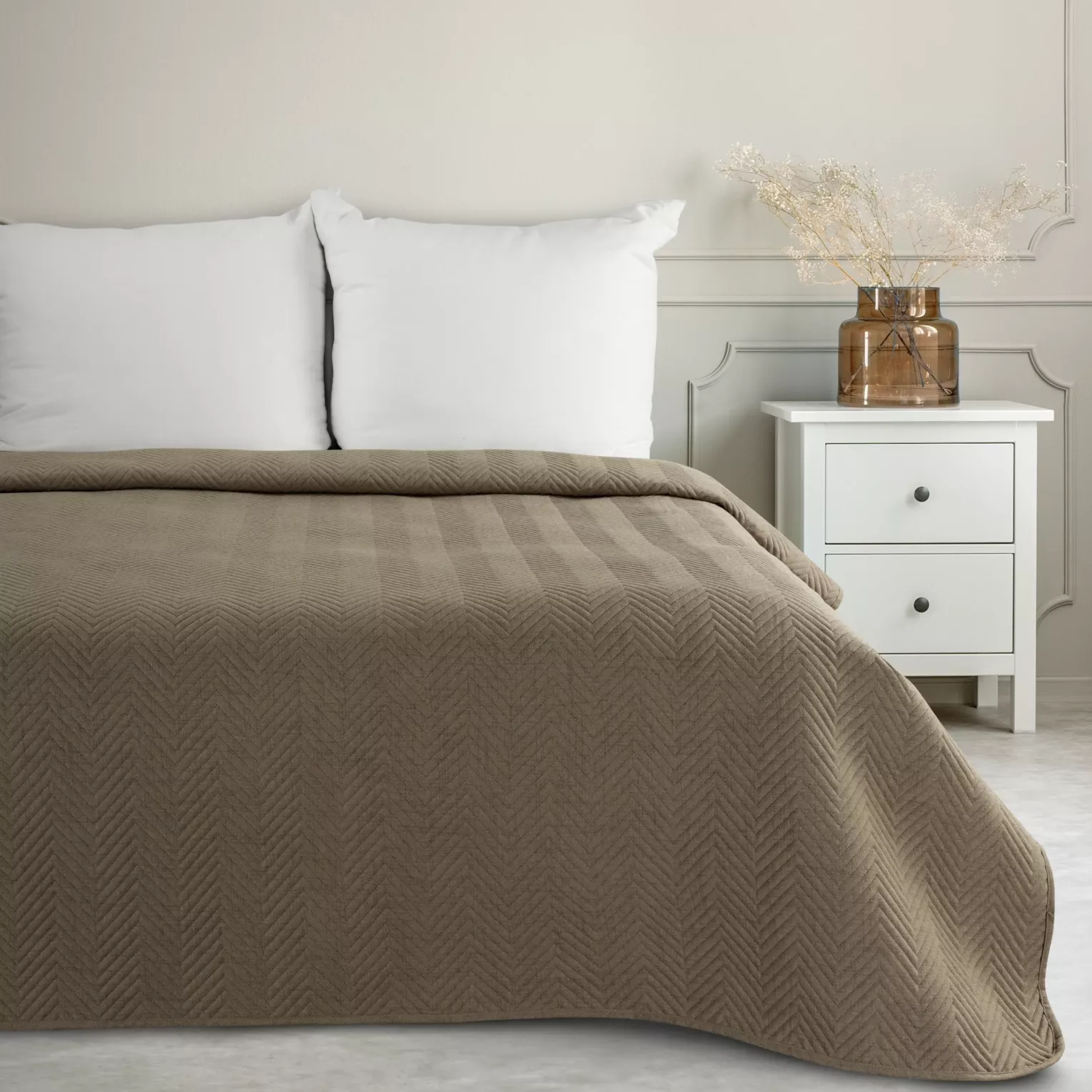 Narzuta z tkaniny o strukturze lnu ciemnobeżowa 200x220 cm pikowana w wzór jodełki LEN 3 Eurofirany Premium