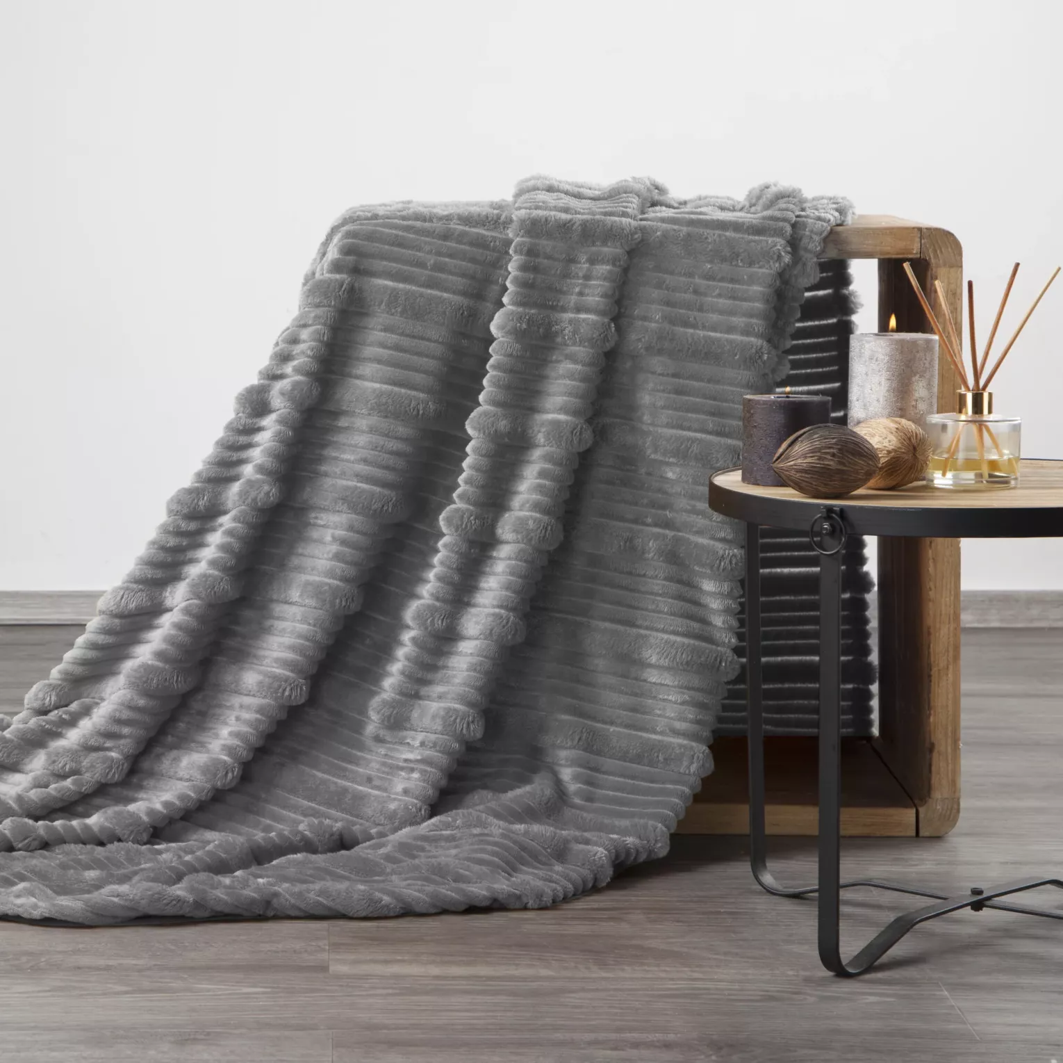 Koc 150x200 cm srebrny, typu flano z wzorem 3D NINA