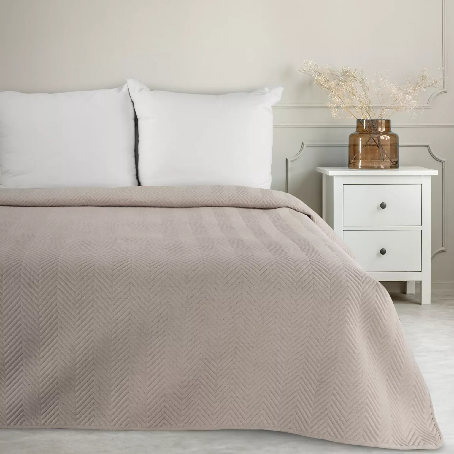 Narzuta z tkaniny o strukturze lnu beżowa 220x240 cm pikowana w wzór jodełki LEN 3 Eurofirany Premium