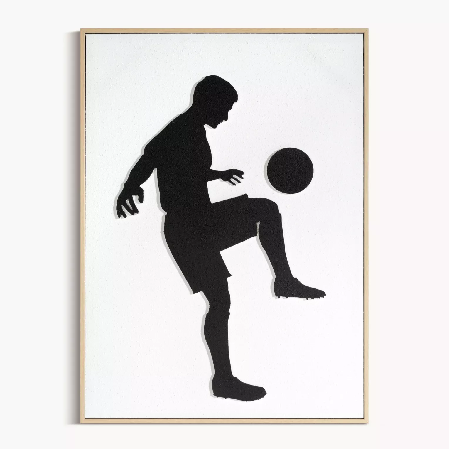 Obraz kremowo, czarny ręcznie malowany na płótnie z motywem piłkarza oprawiony w ramę 52x72 cm