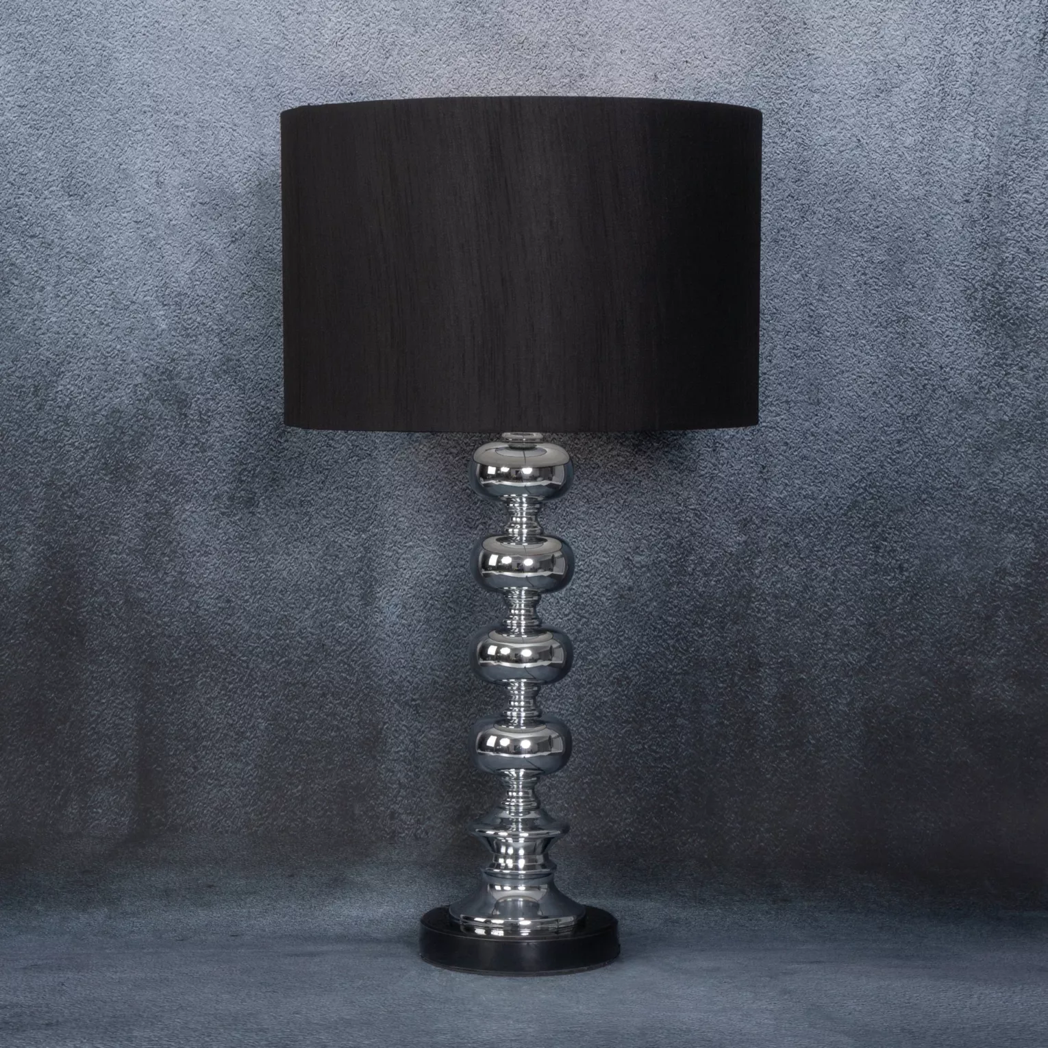 Lampa stołowa do salonu srebrno, czarna na podstawie z marmuru i metalu z abażurem z matowej tkaniny 36 x 61 cm NIKI