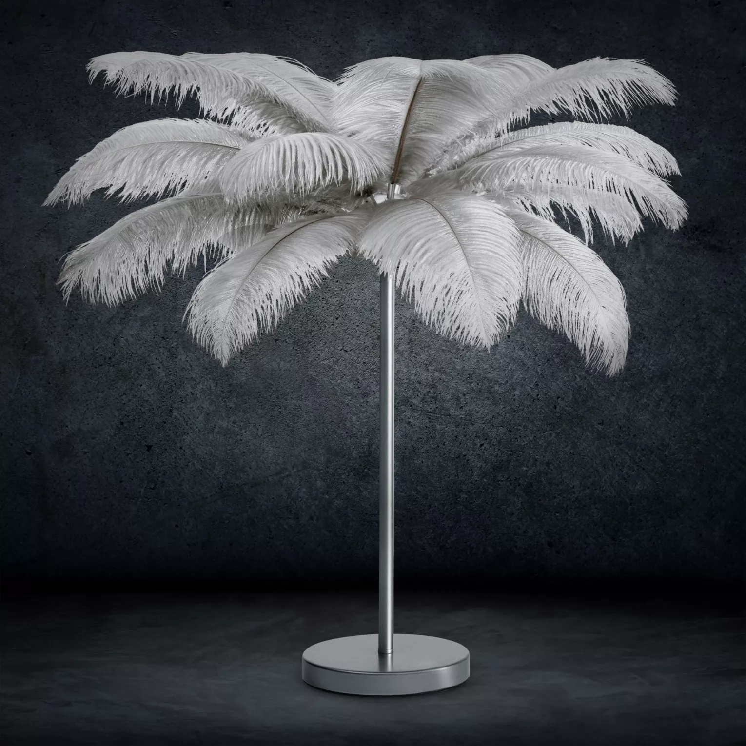 Lampa stojąca do salonu srebrna na metalowej podstawie z niezwykle efektownym abażurem z naturalnych strusich piór 65 x 65 x 68 cm FERI