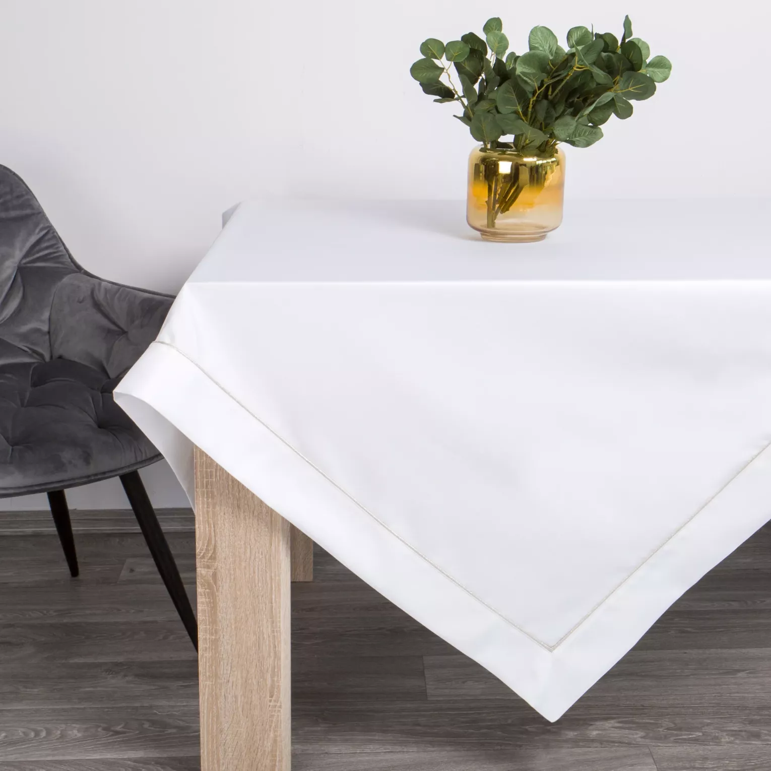 Obrus biały 145x400 cm KARIN zdobiony listwą oraz delikatną złotą wypustką w eleganckim opakowaniu