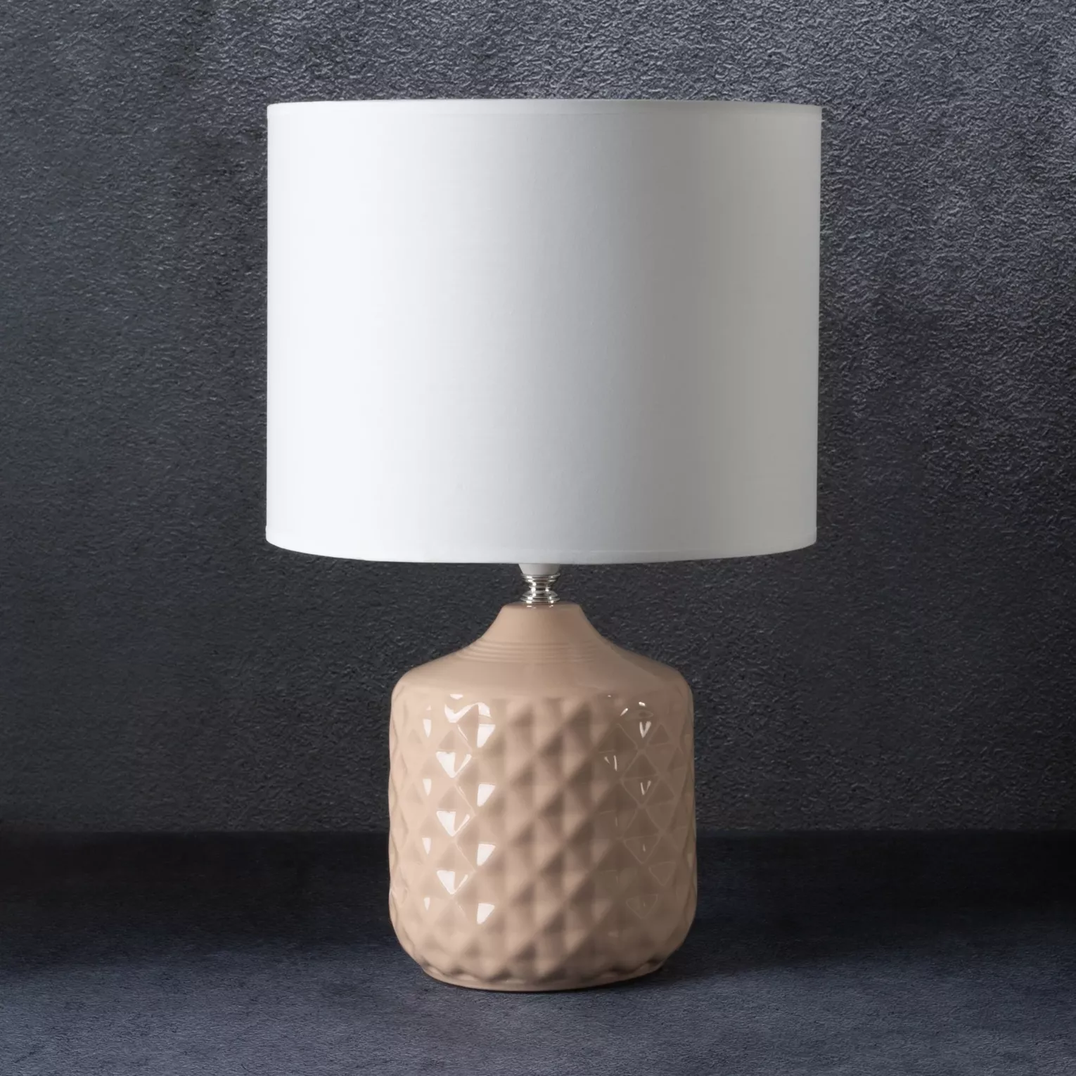 Lampka ceramiczna biało-beżowa zdobiona wytłaczanym wzorem średnica 28x44 cm KAYA
