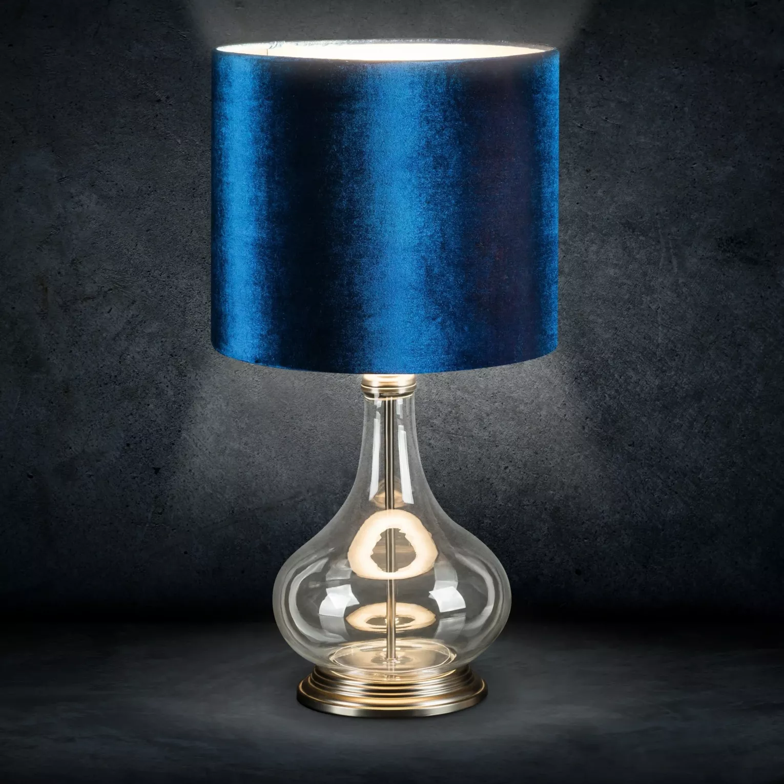 Lampa stołowa do pokoju granatowa KIM na podstawie z przezroczystego szkła z granatowym abażurem z lśniącego welwetu