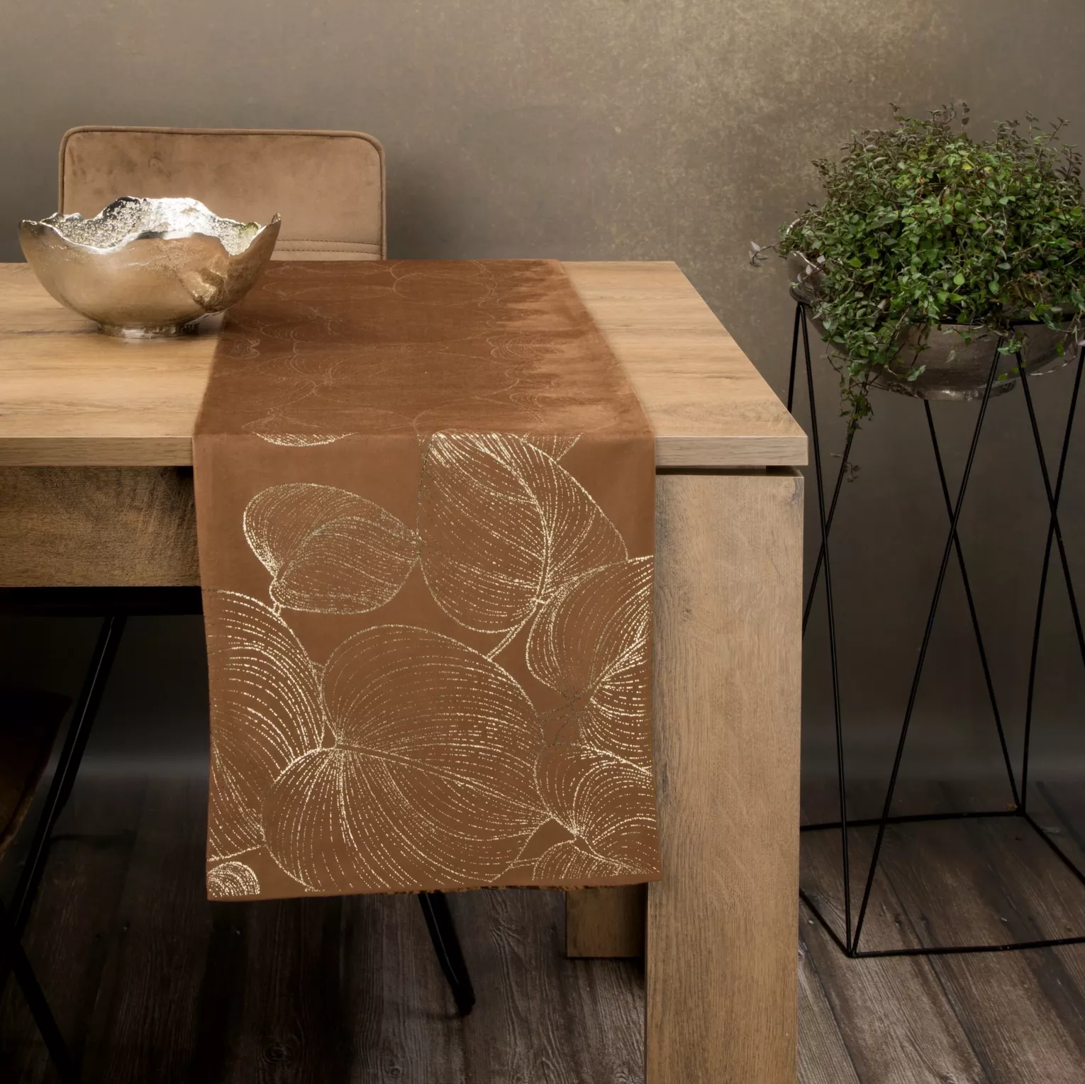 Bieżnik na stół brązowo, złocisty 35x220 cm welwetowy BLINK 16 z dużym wzorem liści