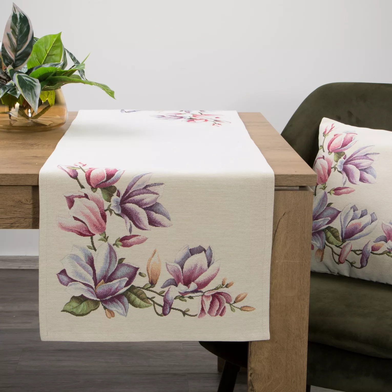 Bieżnik na stół naturalno, różowy 40x100 cm gobelinowy zdobiony motywem kwiatów magnolii