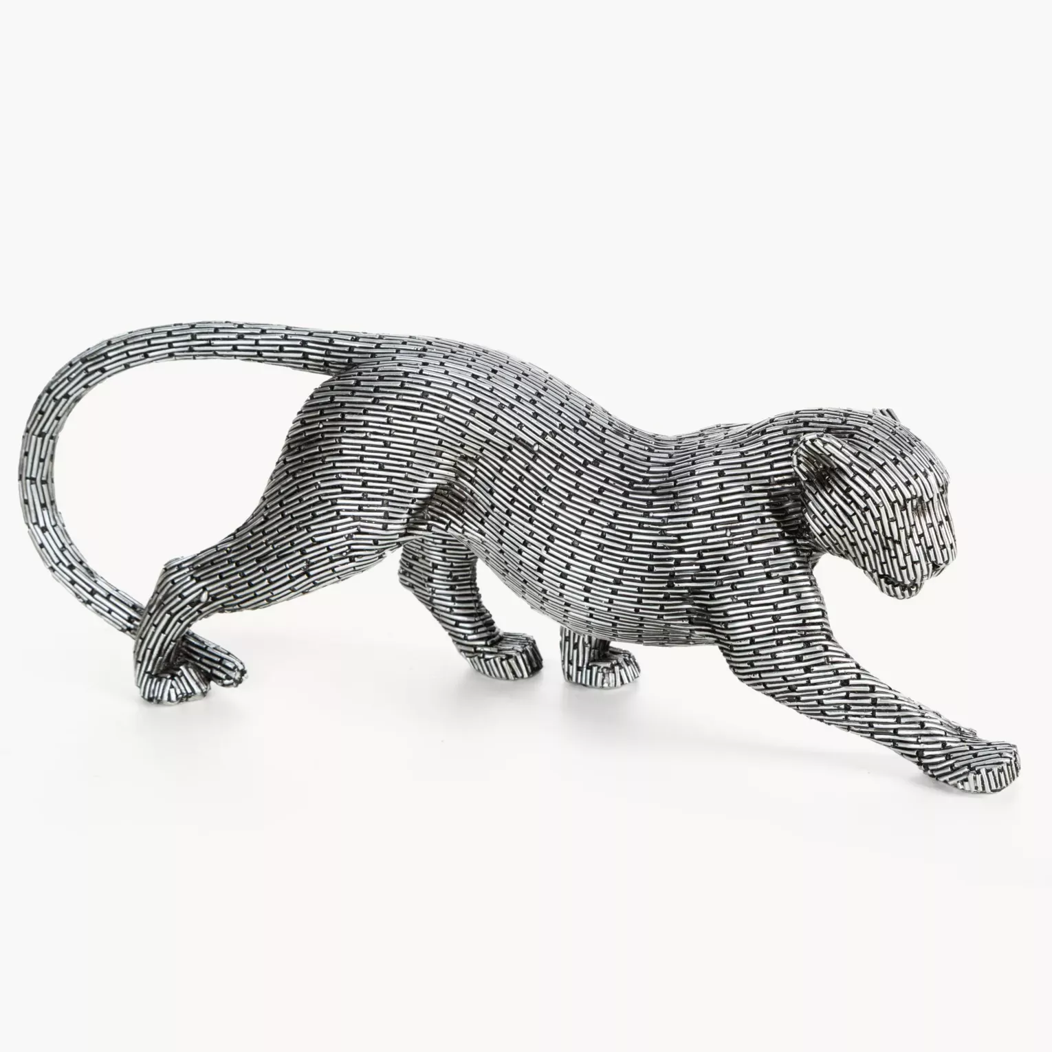 Figurka srebrna w kształcie geparda z metaliczną geometryczną strukturą 34x8x12 cm ZURI