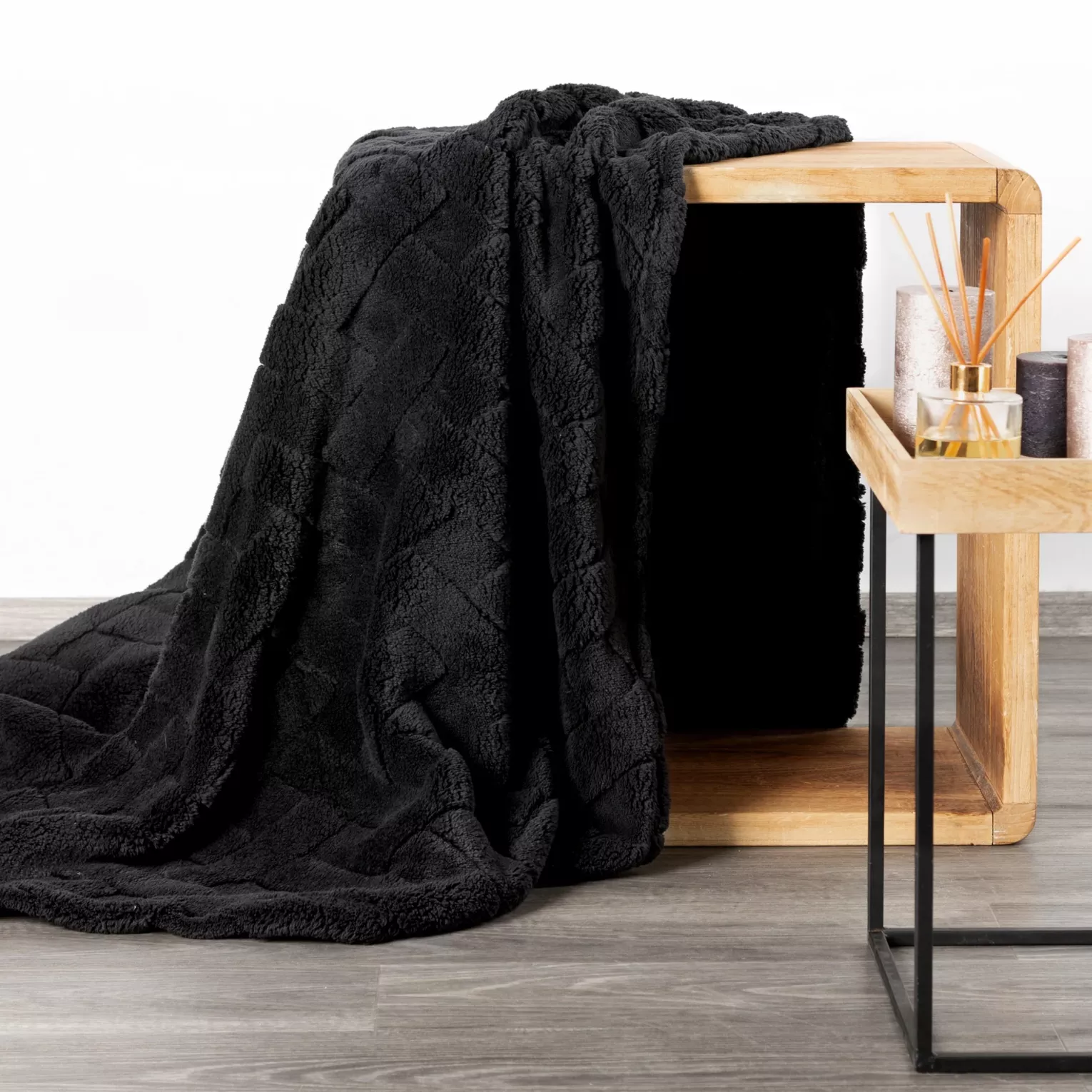 Koc flano 150x200 cm czarny zdobiony wytłaczanym wzorem CARO Design 91