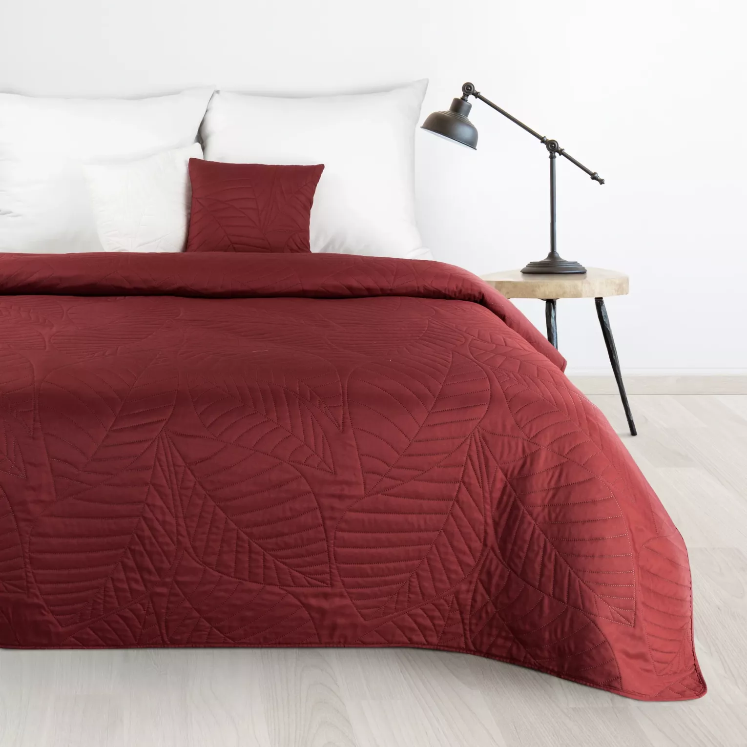 Narzuta bordowa 170x210 cm z motywem liści wytłaczanym techniką hot press BONI 6 Design 91