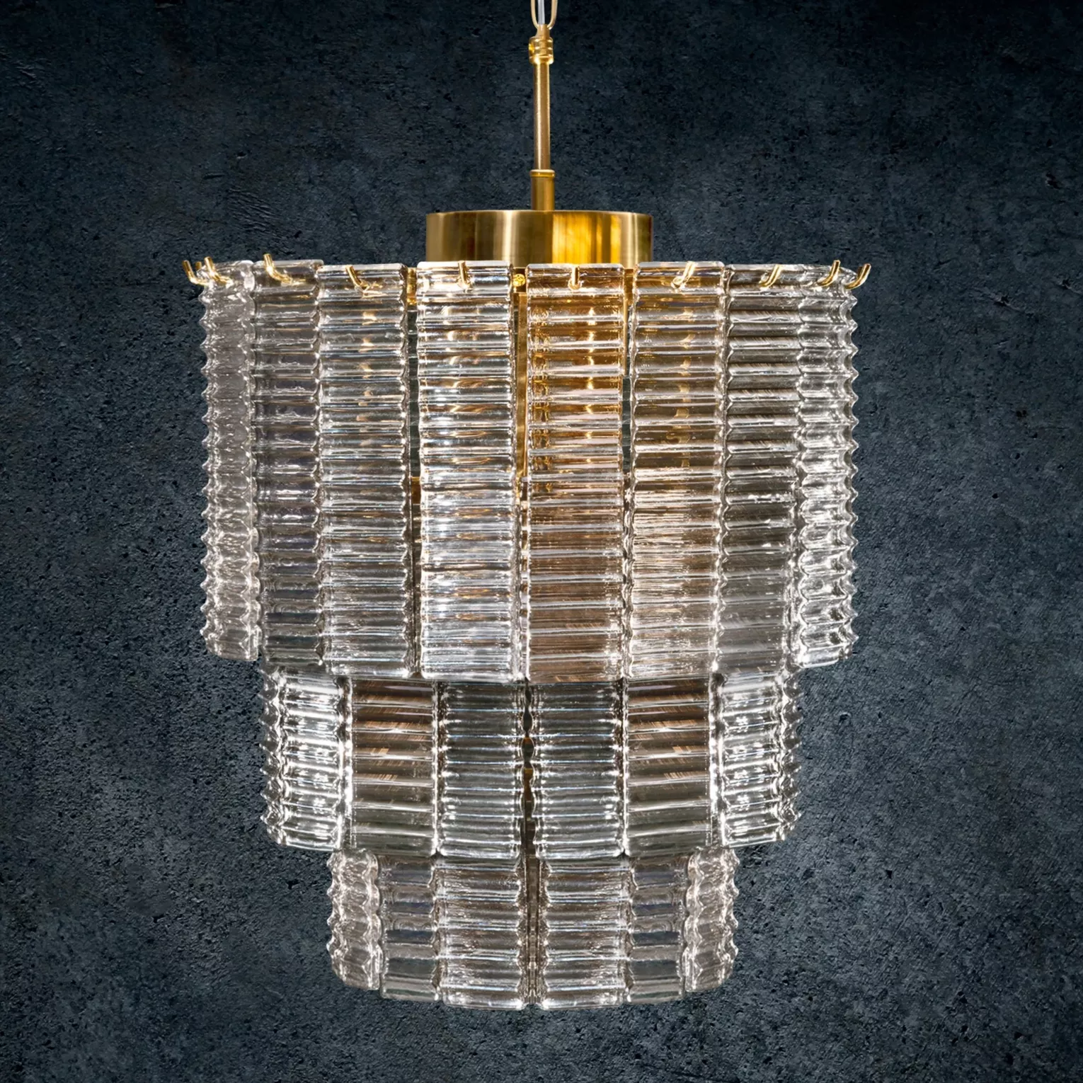 Lampa wisząca do salonu złota  z prostokątnymi luźno zwisającymi szklanymi zawieszkami 42 x 50 cm DALIA