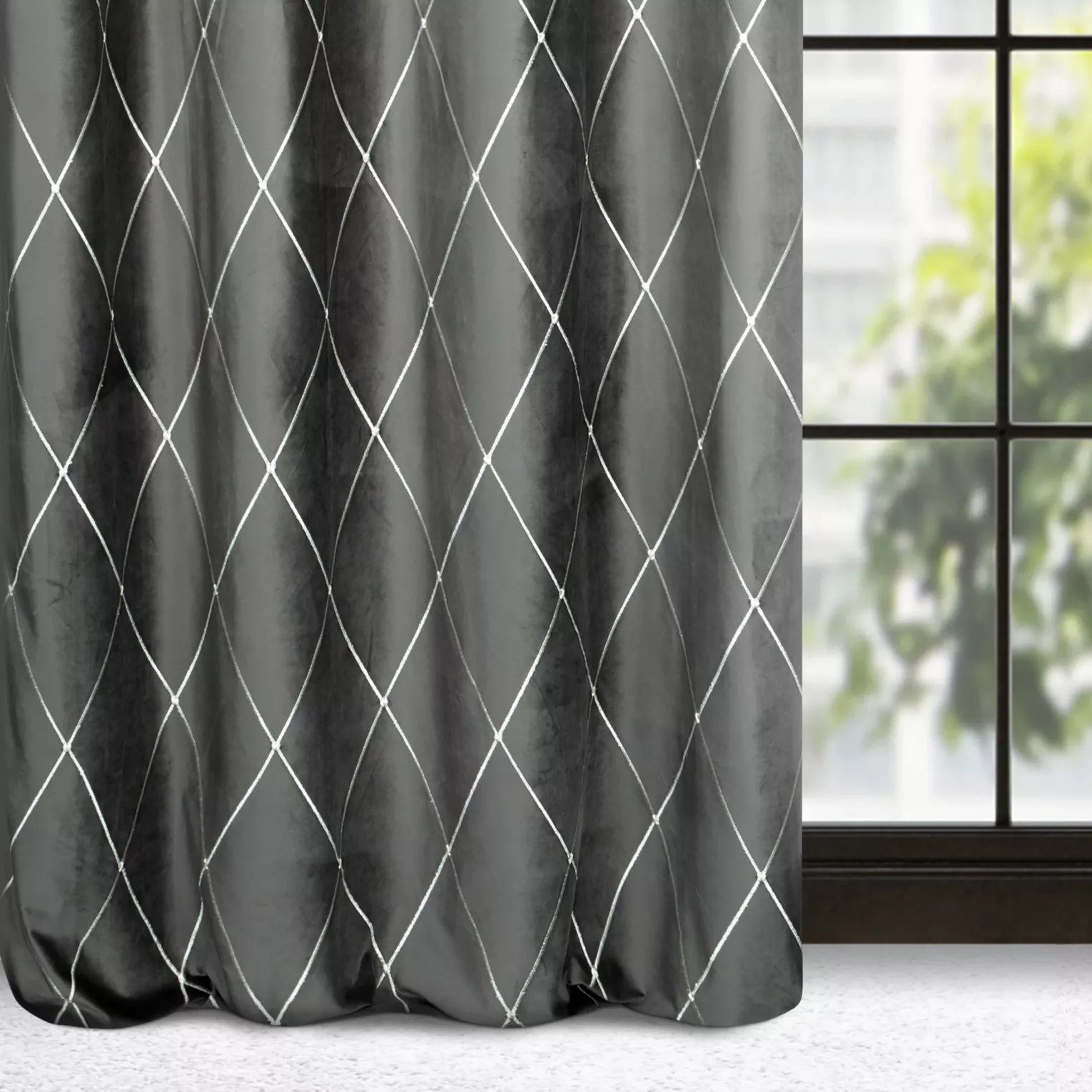 Zasłona welwetowa szaro, srebrna haftowana w duże karo 140x250 cm przelotka - MARGO - Pierre Cardin