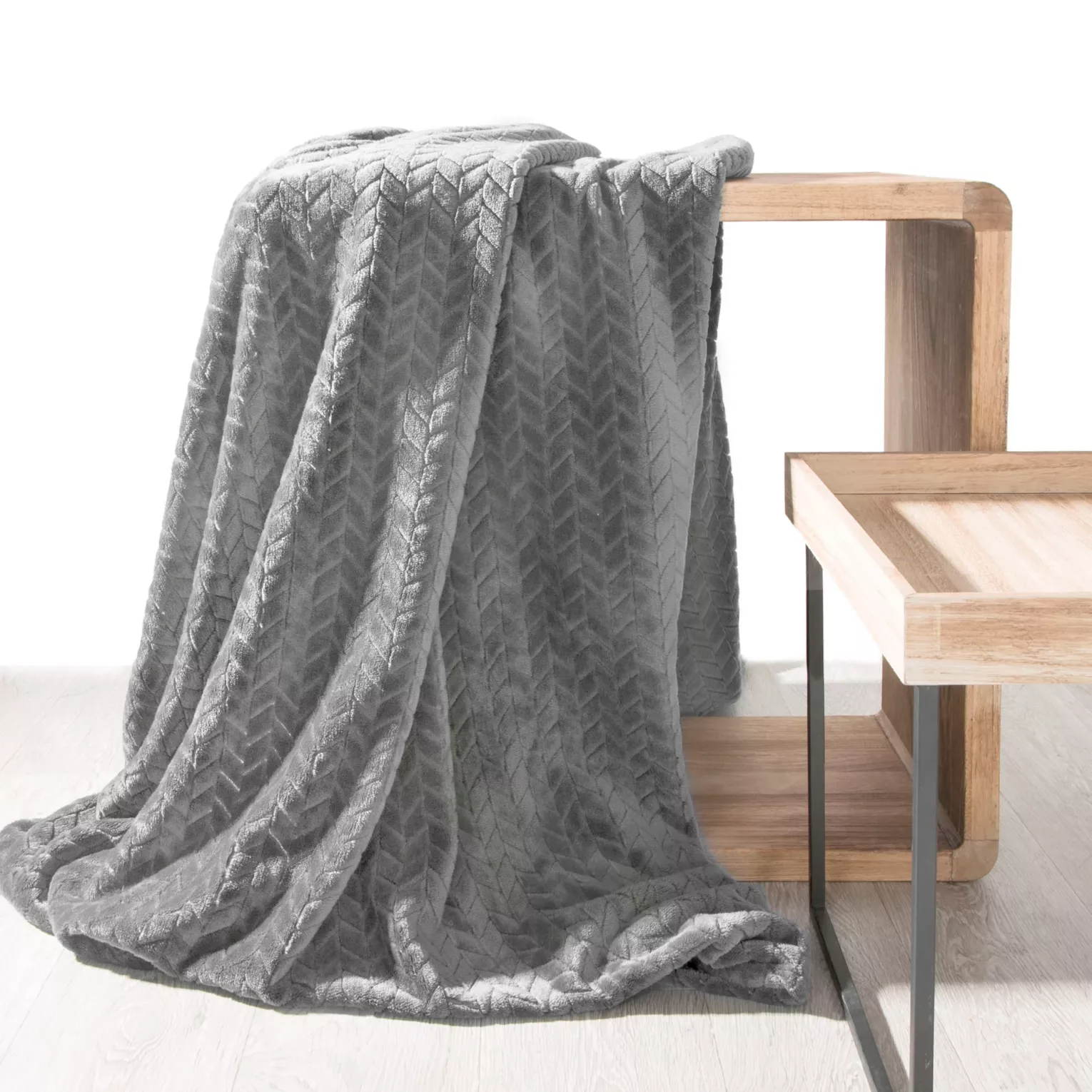 Koc 170x210 cm stalowy miękki w dotyku z wytłaczanym wzorem CINDY Design 91