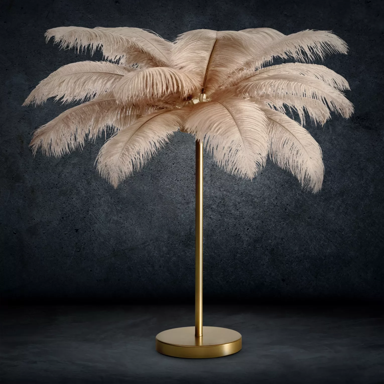 Lampa stojąca do salonu beżowo, szampańska na metalowej podstawie z niezwykle efektownym abażurem z naturalnych strusich piór 65 x 65 x 68 cm FERI