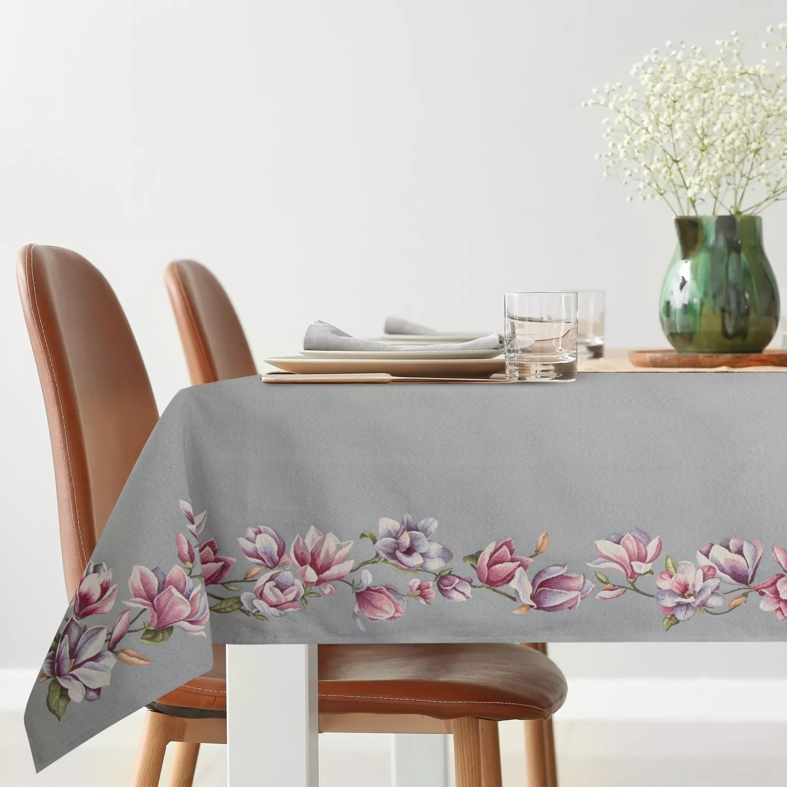 Obrus popielato, różowy 140x180 cm gobelinowy zdobiony motywem kwiatów magnolii