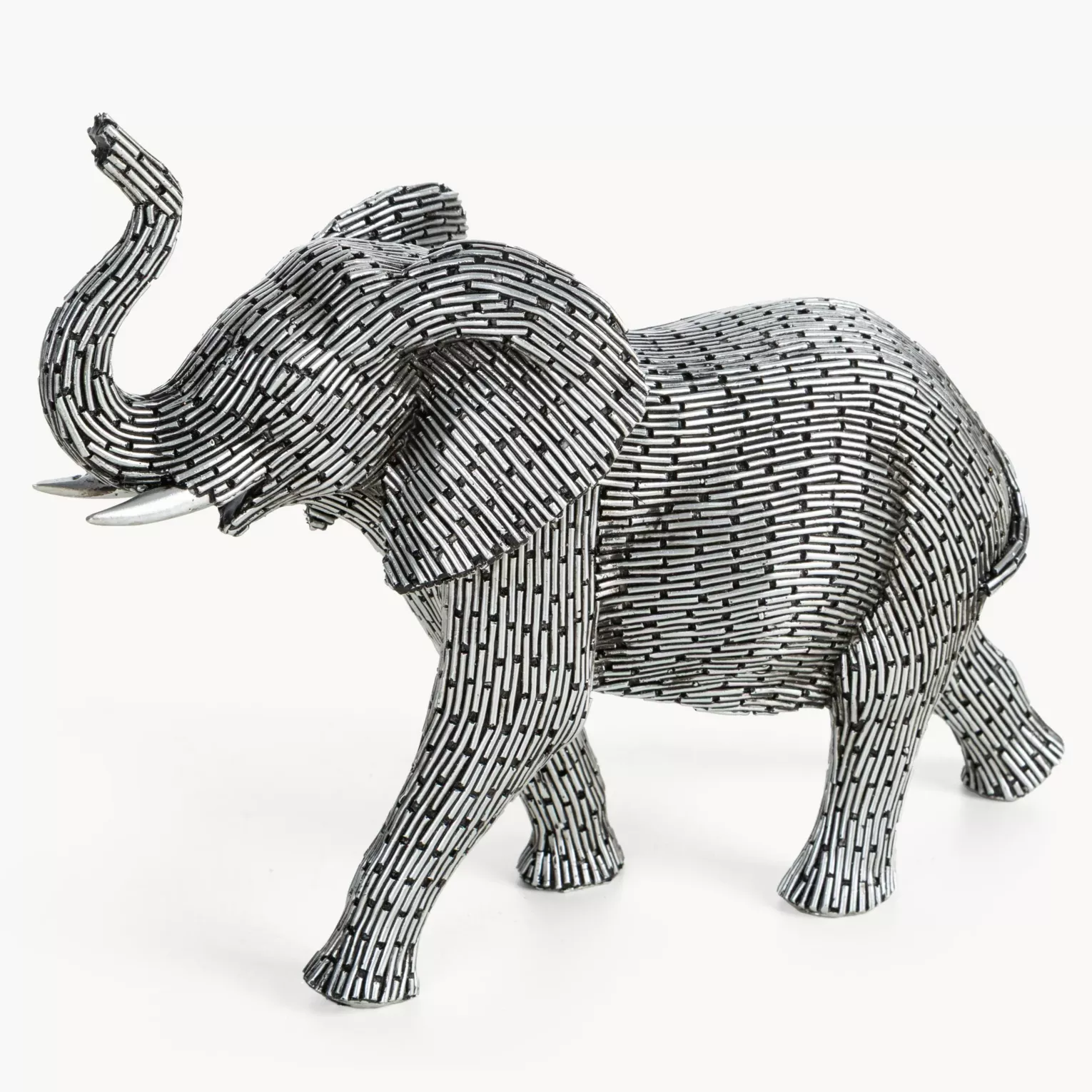 Figurka srebrna w kształcie słonia z metaliczną geometryczną strukturą 27x10x21 cm ZURI