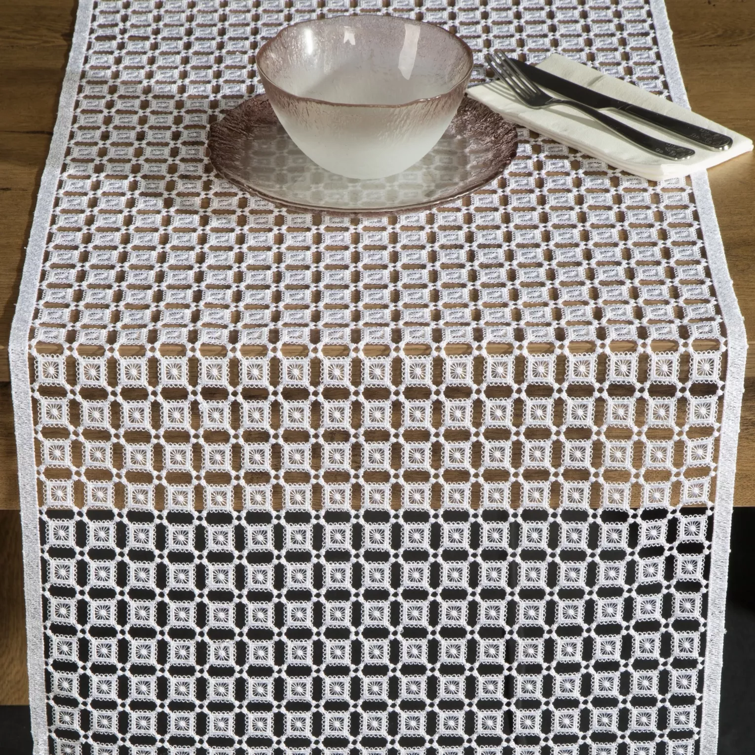 Bieżnik na stół biały 40x140 cm z gipiury o geometrycznej ażurowej strukturze