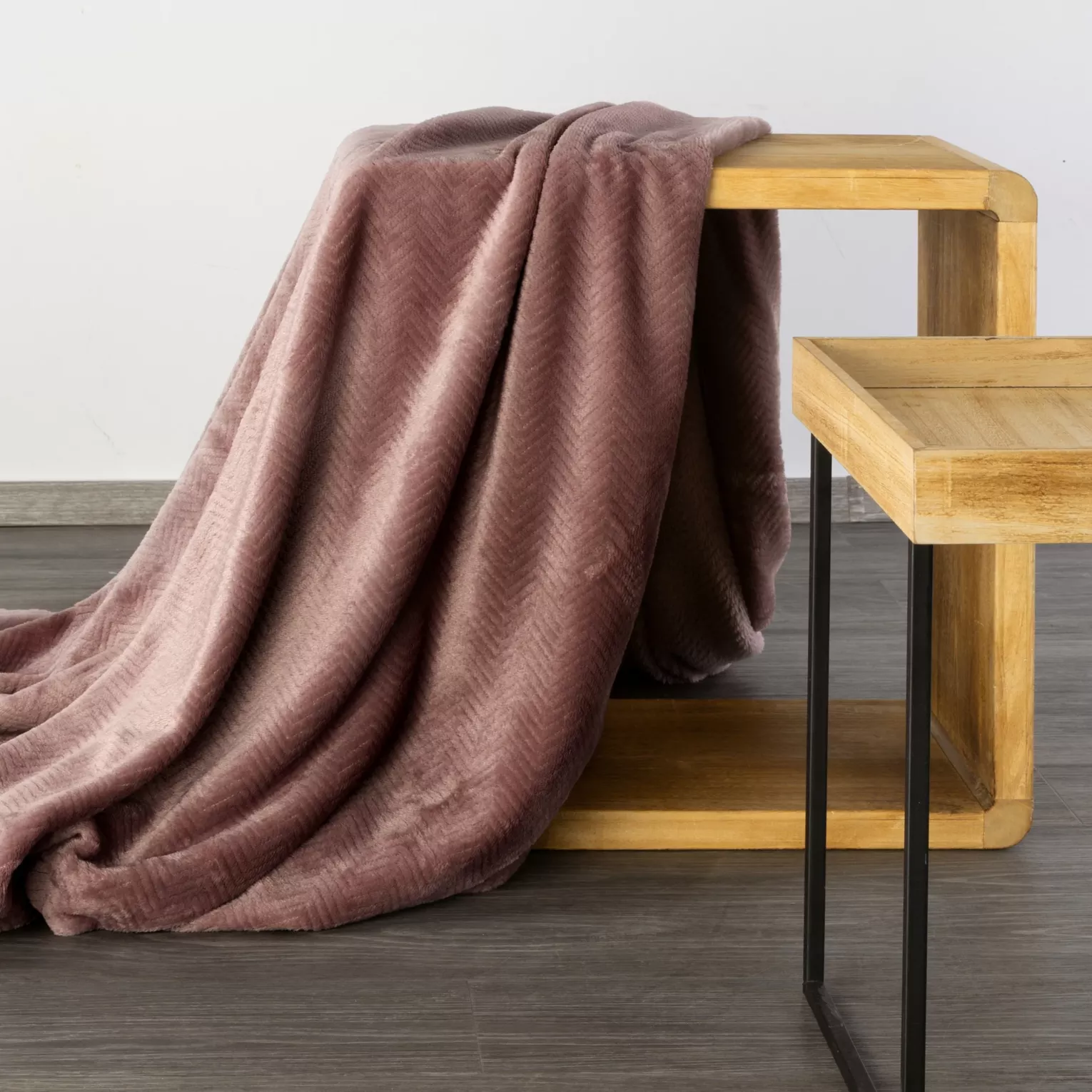 Koc 170x210 cm ceglasty miękki w dotyku z wytłaczanym wzorem jodełki CINDY 5 Design 91