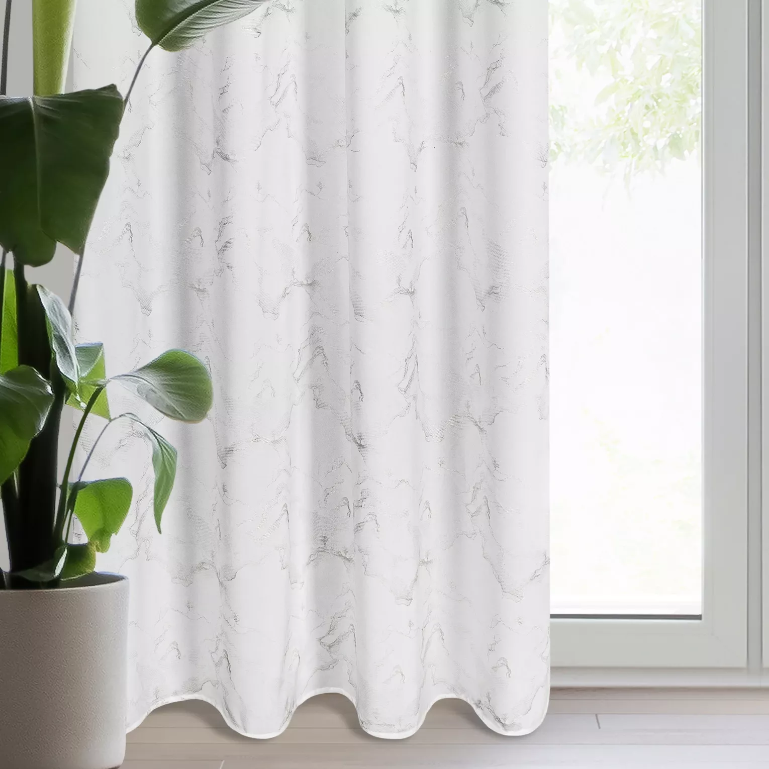 Zasłona biało, srebrzysta zdobiona nadrukiem marmuru z szyfonu 140x250 cm przelotka - EMILI