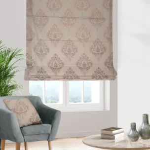 Roleta rzymska ciemnokremowa z miękkiej w dotyku tkaniny, z ornamentowym wzorem Pierre Cardin