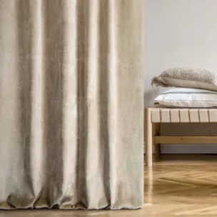 Zasłona szyta na taśmie 5 cm beżowo miedziana z welwetowej, miękkiej tkaniny, z połyskującym nadrukiem