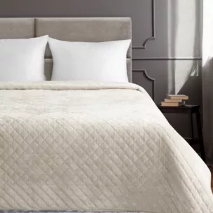 Narzuta welwetowa kremowa 170x210 cm zdobiona pikowaniem hot press w wzór przypominający arabeskę - kolekcja AMAROSA